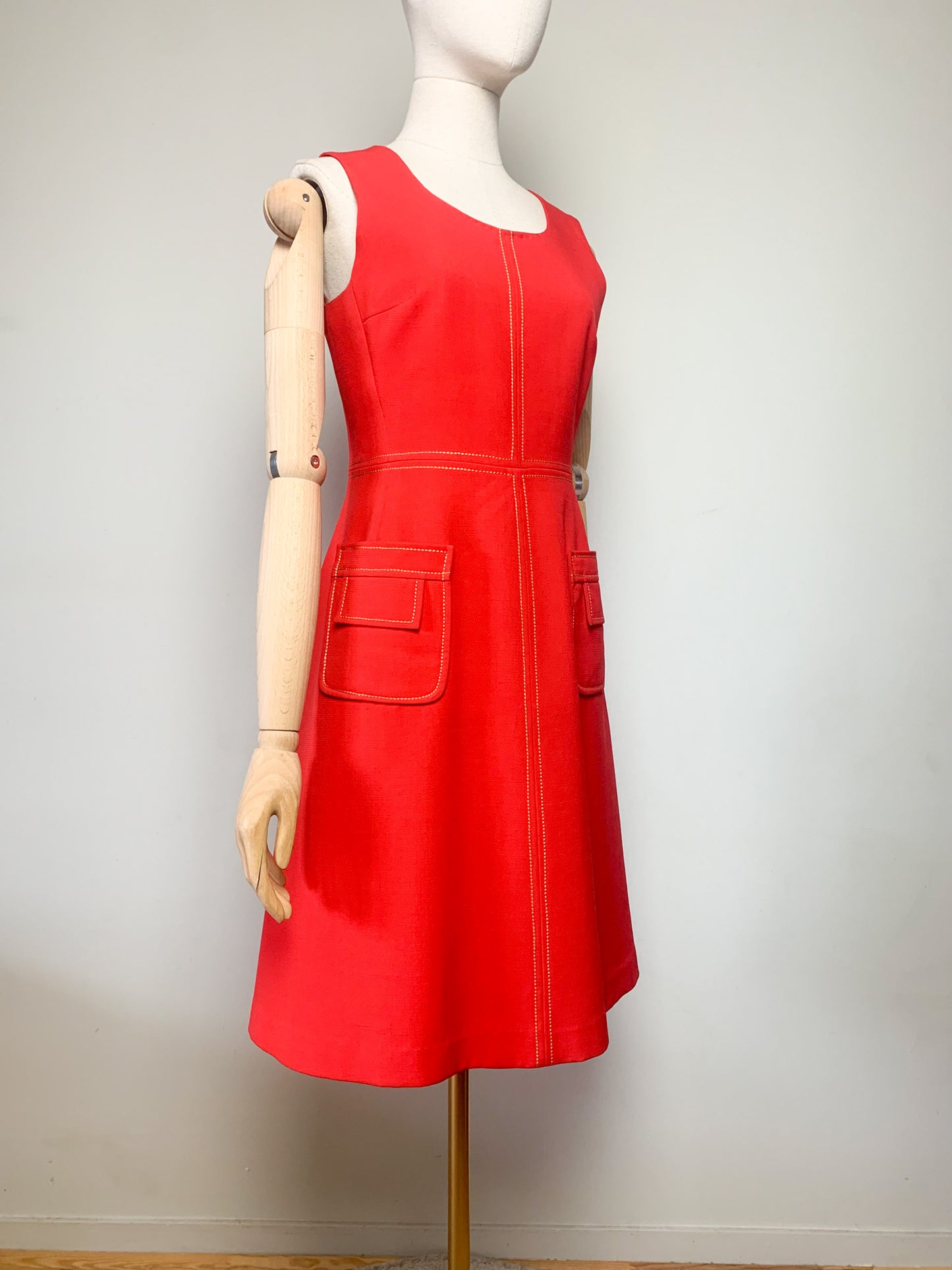 Robe Trapèze Vintage 60s Rouge Vif - Surpiqûres Graphiques Contrastées - Style Mod Chic - Taille 36 FR