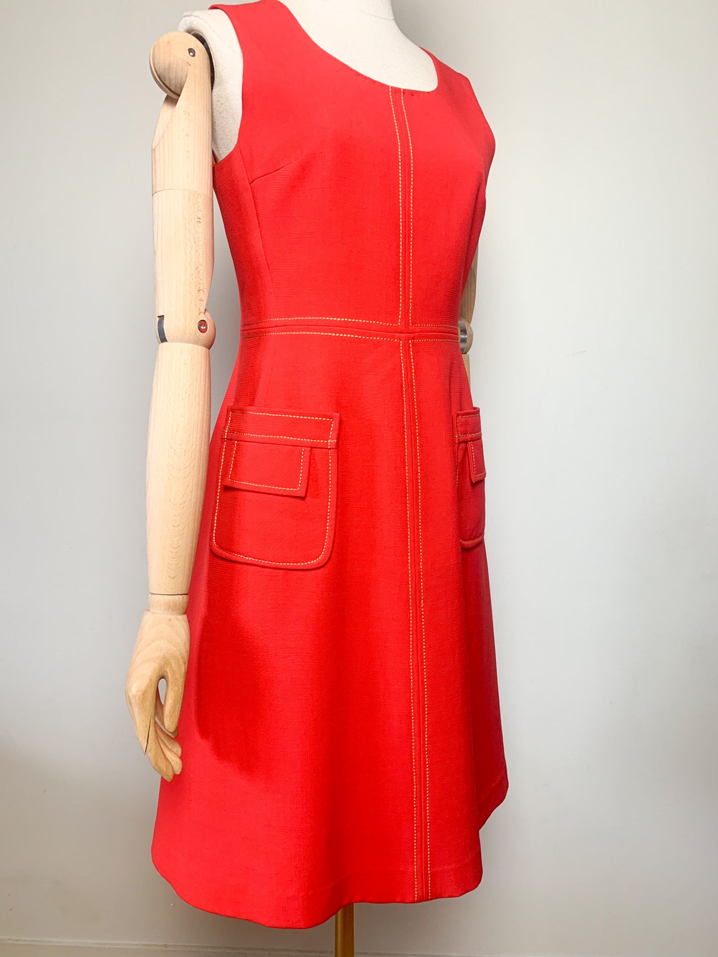 Robe Trapèze Vintage 60s Rouge Vif - Surpiqûres Graphiques Contrastées - Style Mod Chic - Taille 36 FR