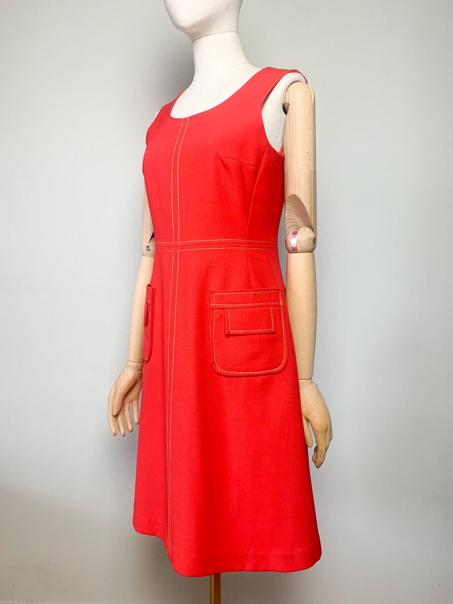 Robe Trapèze Vintage 60s Rouge Vif - Surpiqûres Graphiques Contrastées - Style Mod Chic - Taille 36 FR