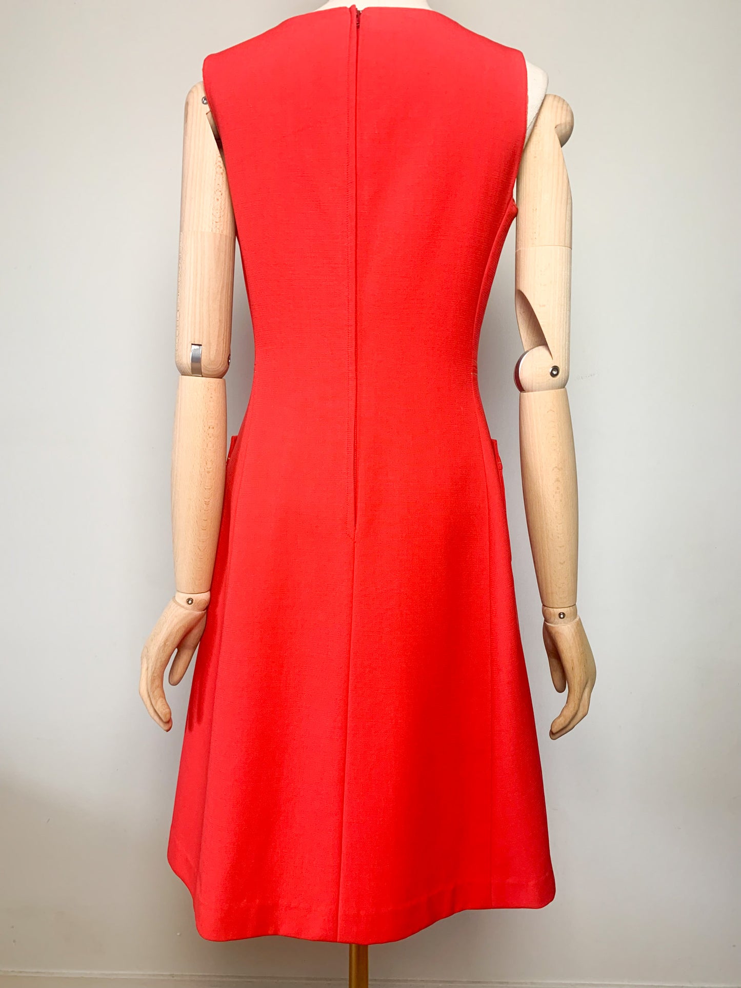 Robe Trapèze Vintage 60s Rouge Vif - Surpiqûres Graphiques Contrastées - Style Mod Chic - Taille 36 FR