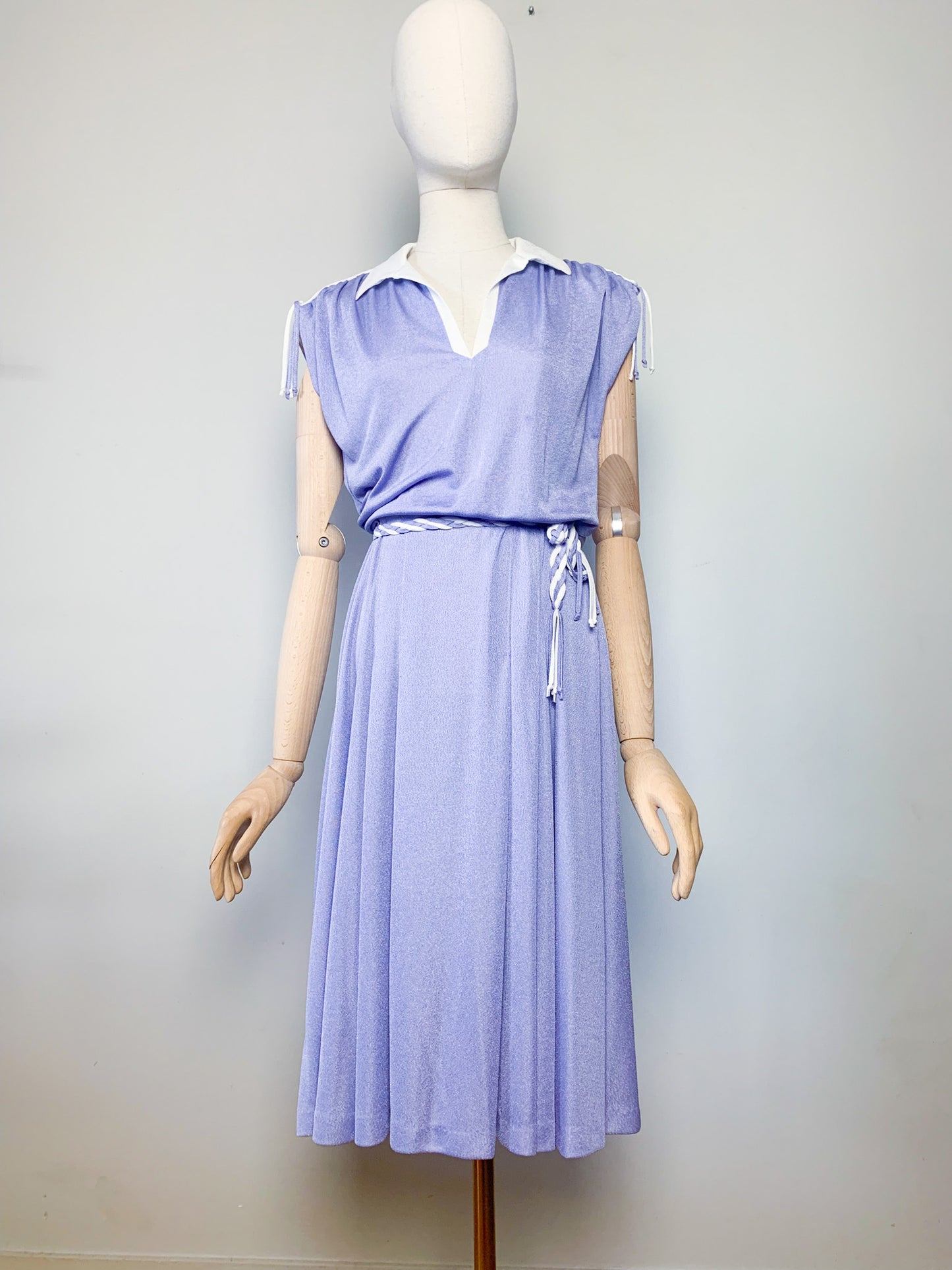 Robe midi fluide à plis bleu lavande et blanche vintage