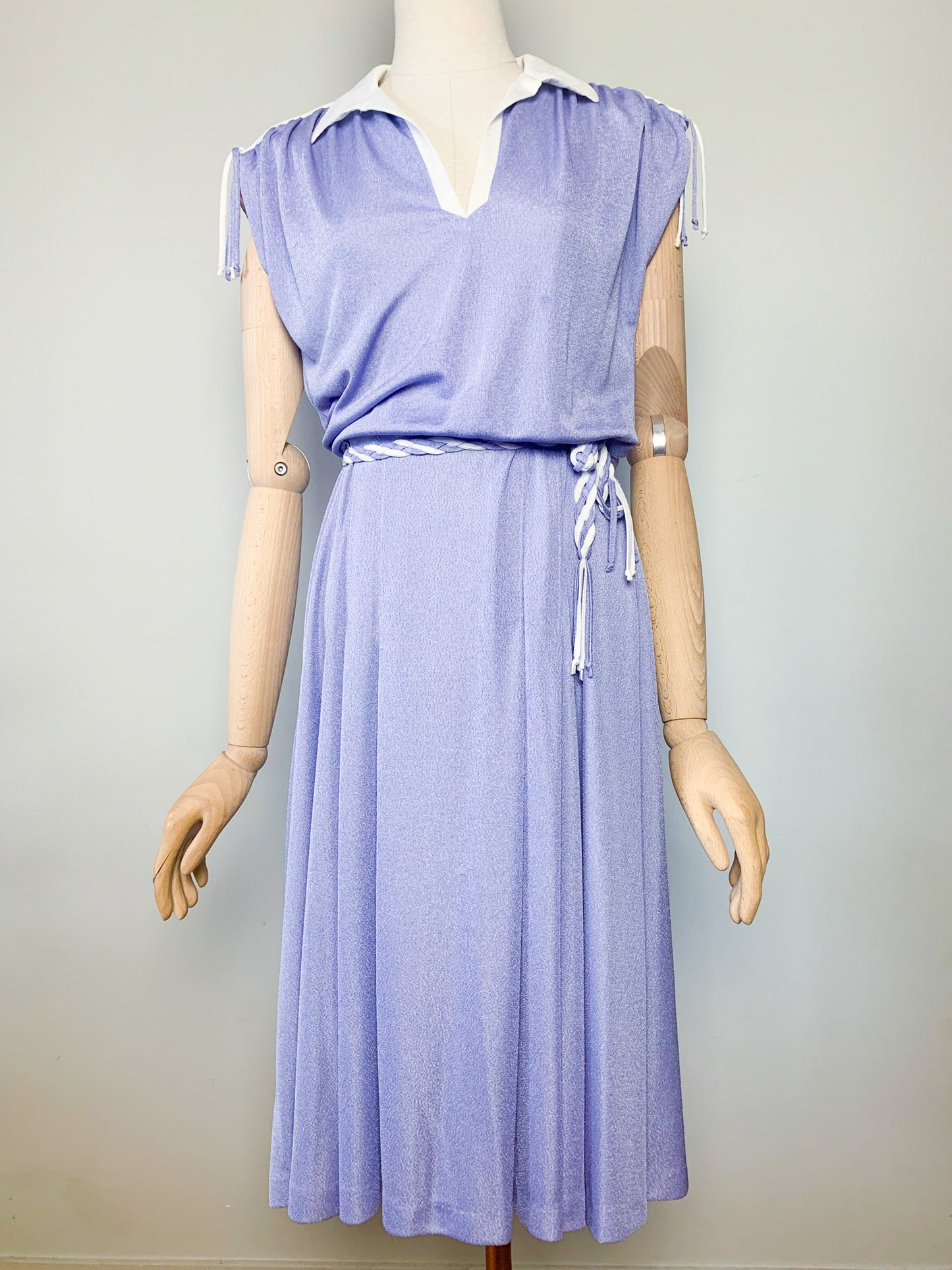 Robe midi fluide à plis bleu lavande et blanche vintage