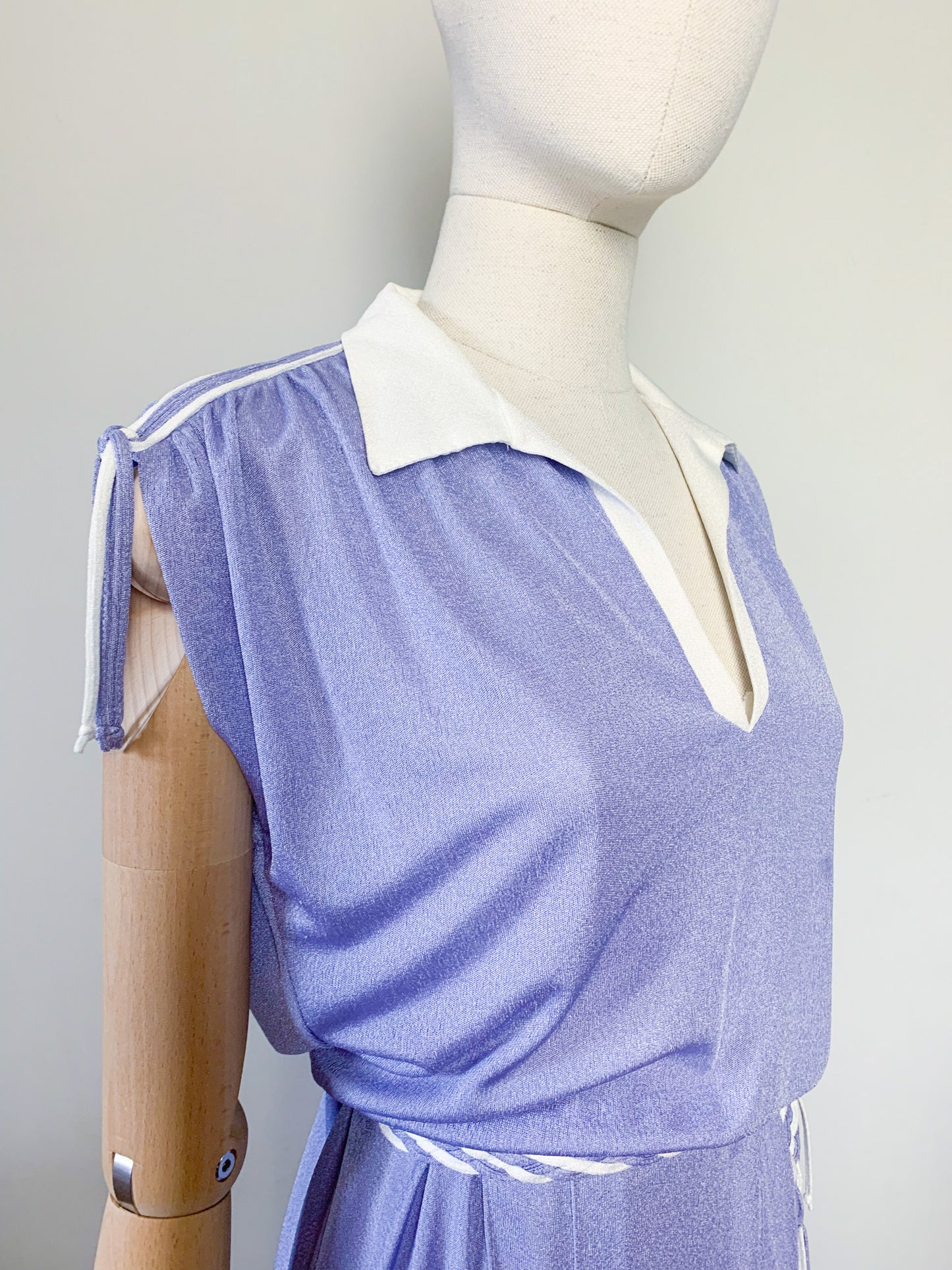 Robe midi fluide à plis bleu lavande et blanche vintage