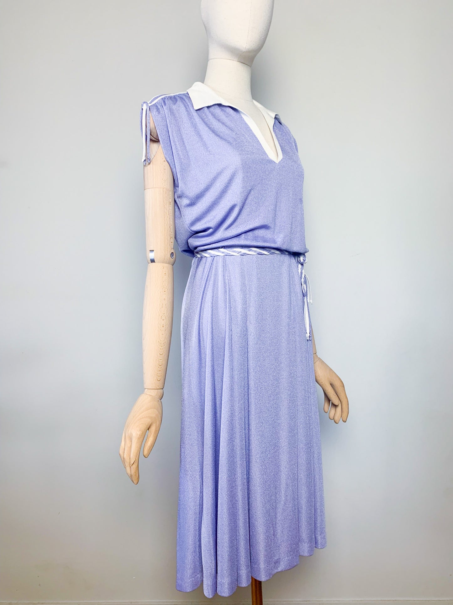 Robe midi fluide à plis bleu lavande et blanche vintage
