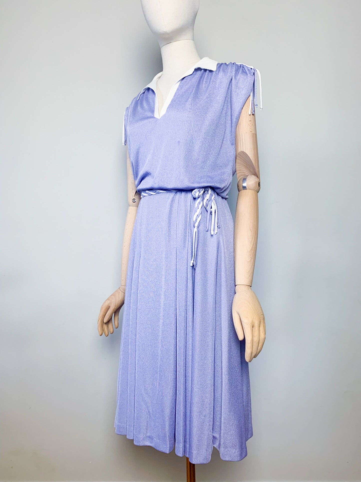 Robe midi fluide à plis bleu lavande et blanche vintage