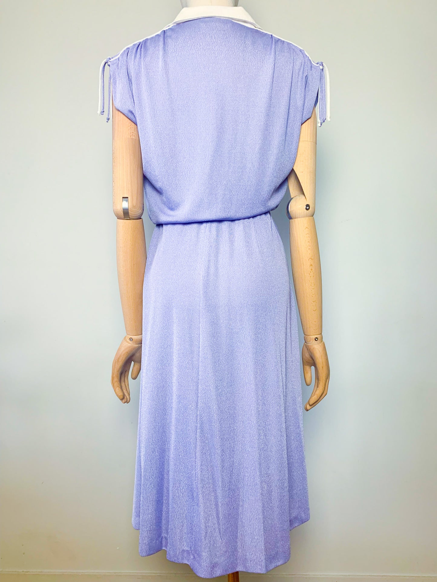 Robe midi fluide à plis bleu lavande et blanche vintage