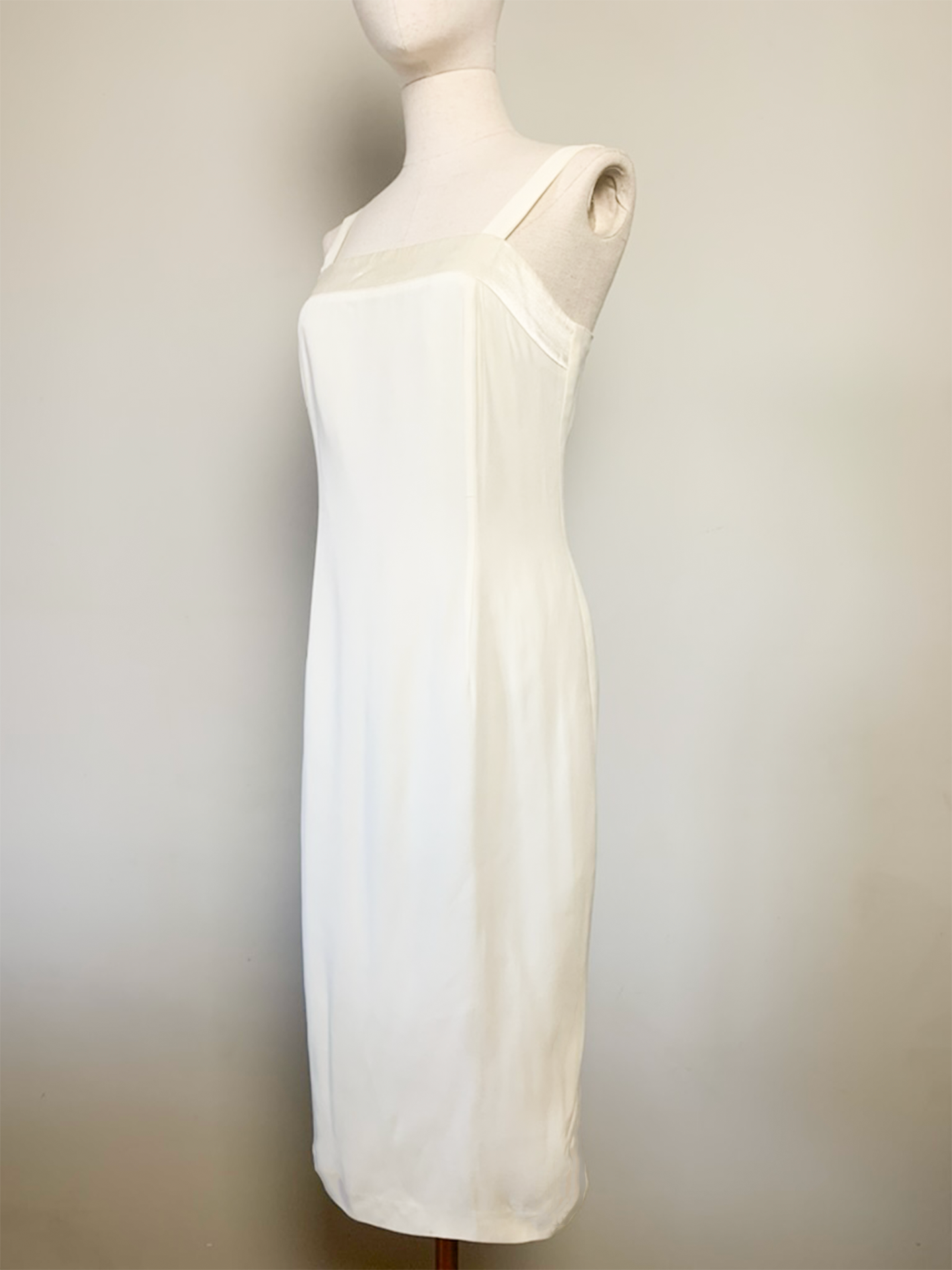 Robe chic fluide sans manche ivoire vintage Gina Baconni