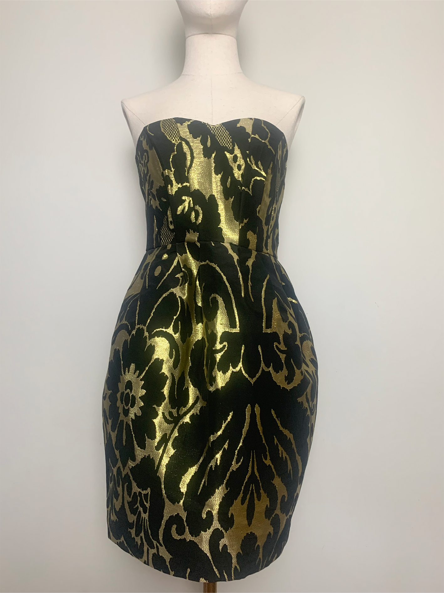 Robe bustier noire et dorée imprimée brocart
