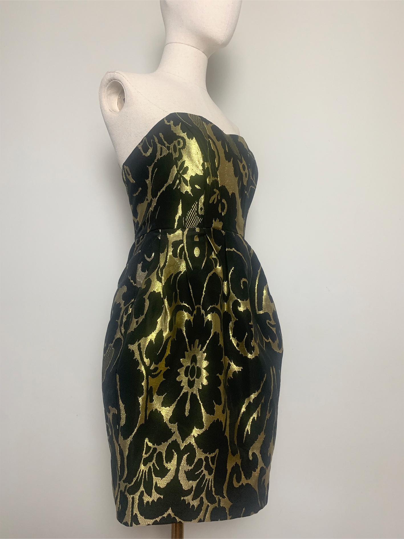 Robe bustier noire et dorée imprimée brocart