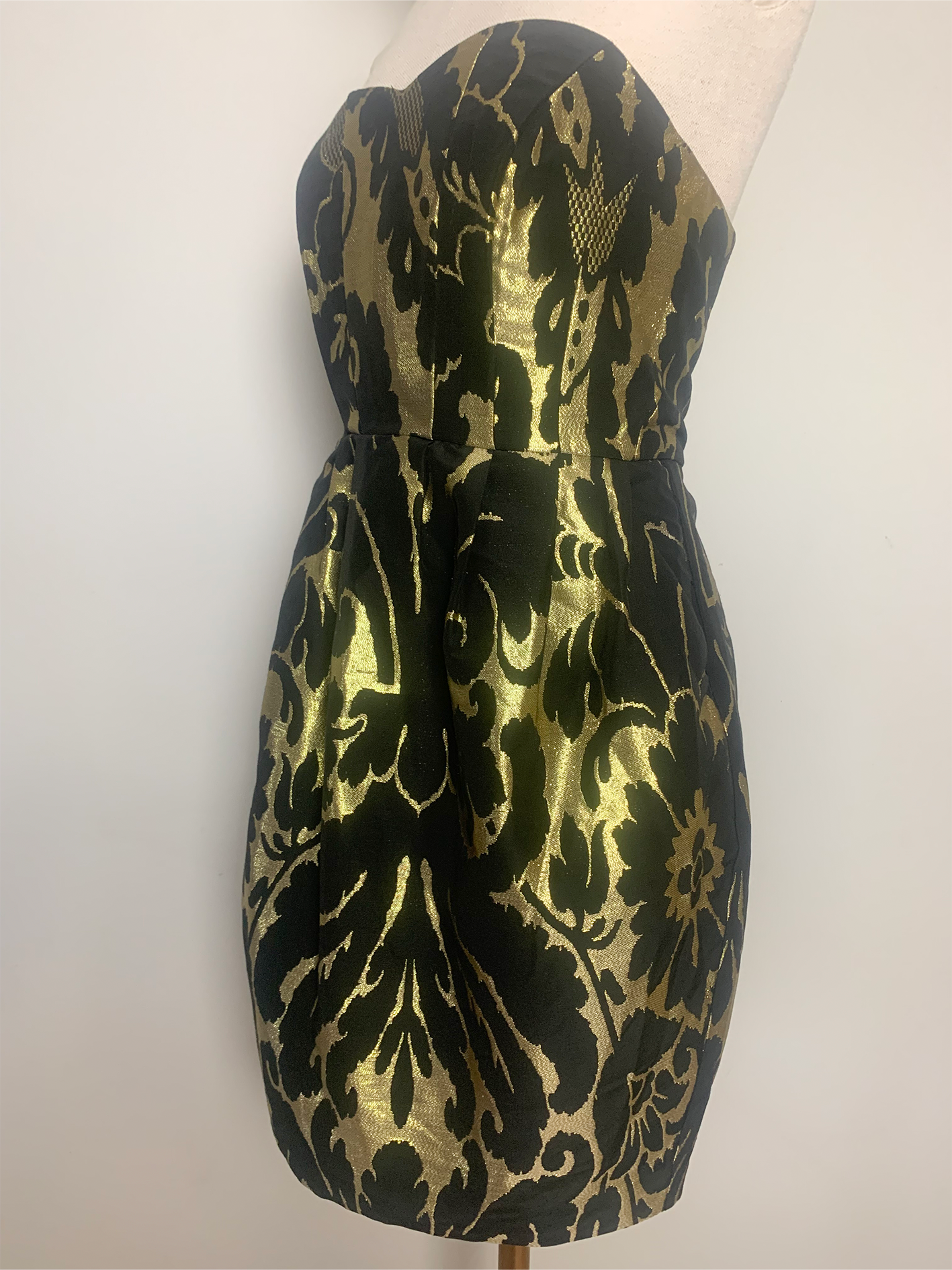 Robe bustier noire et dorée imprimée brocart