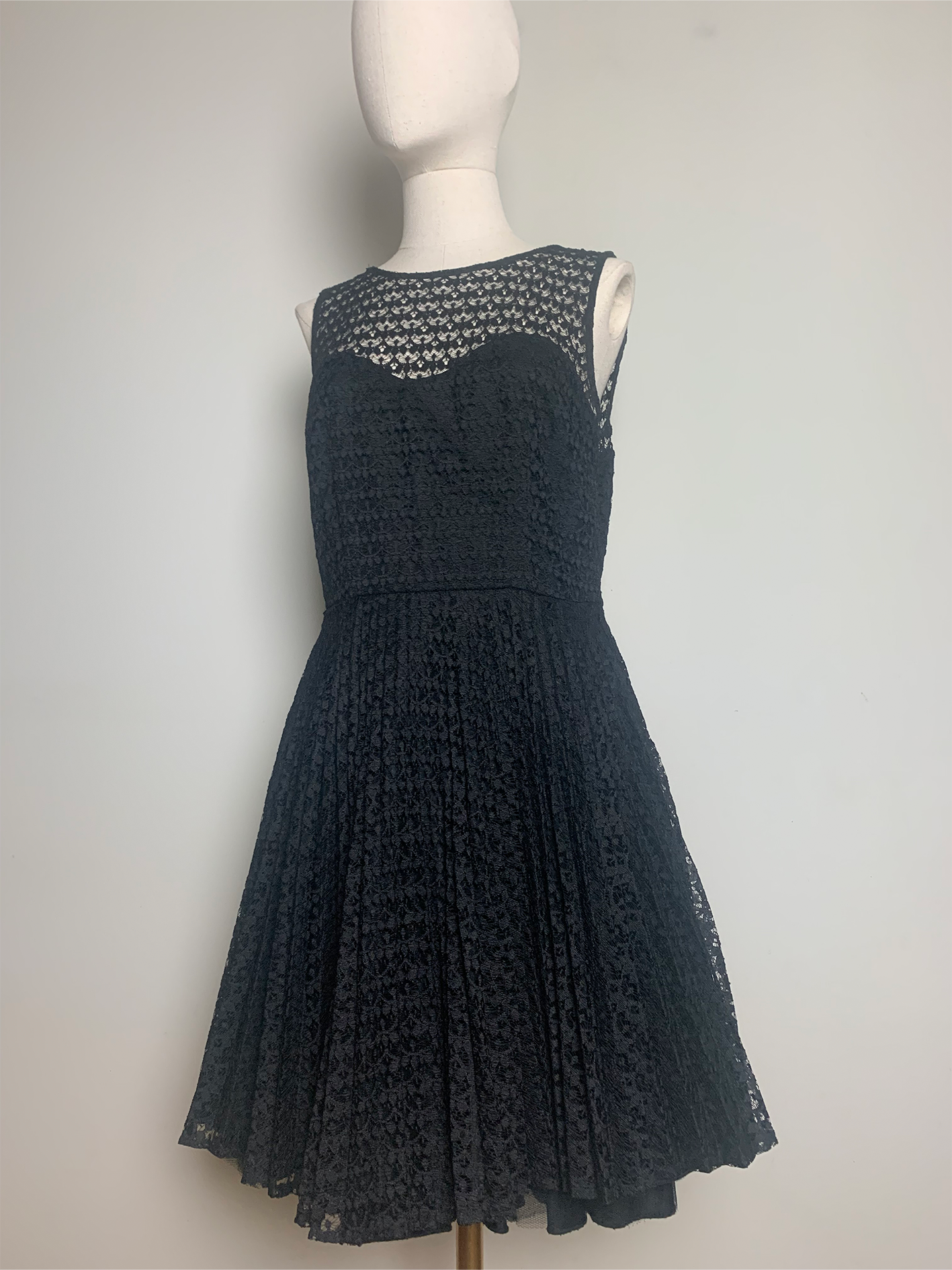 Robe sans manche noire en dentelle Sinéquanone