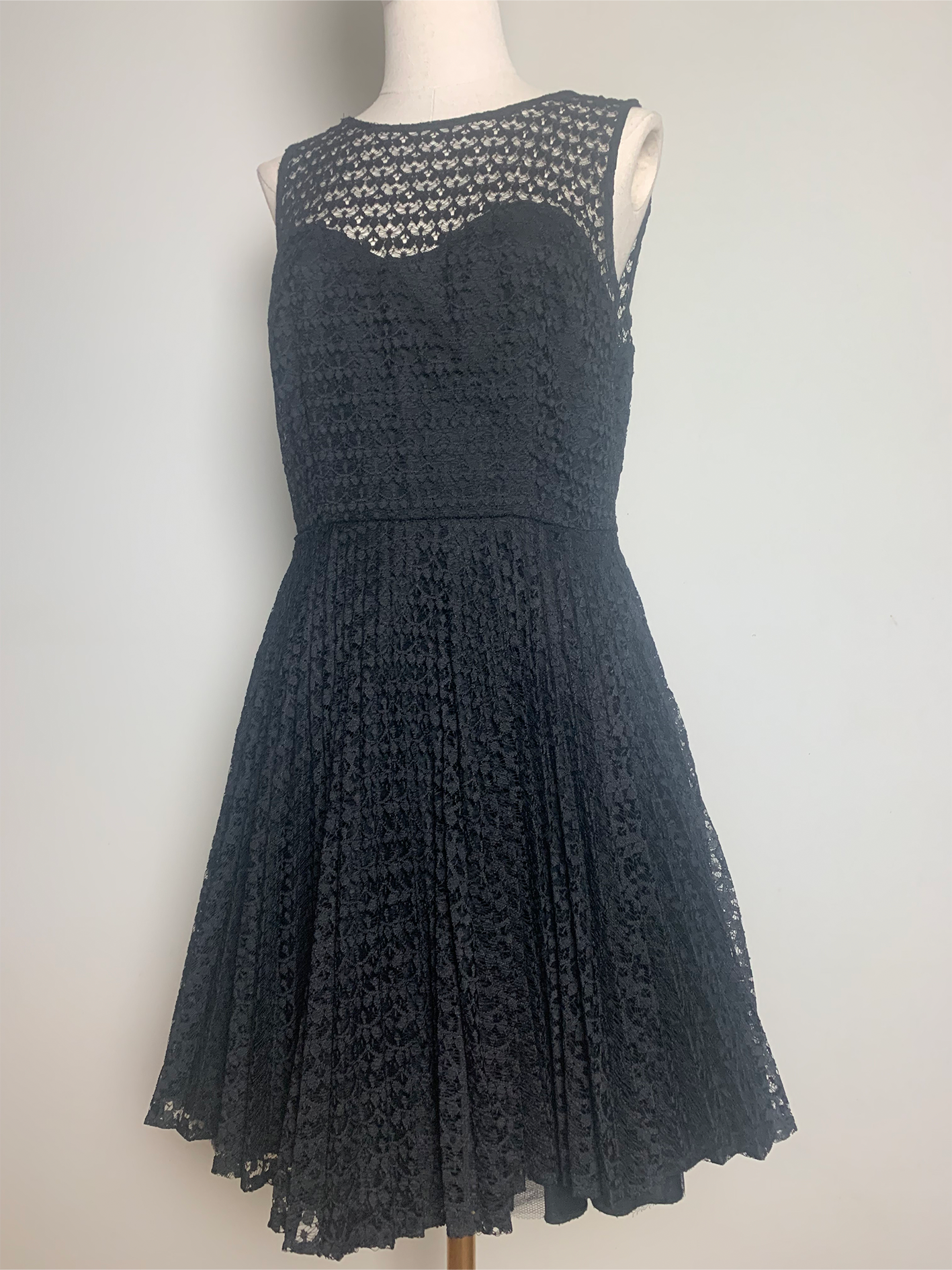 Robe sans manche noire en dentelle Sinéquanone