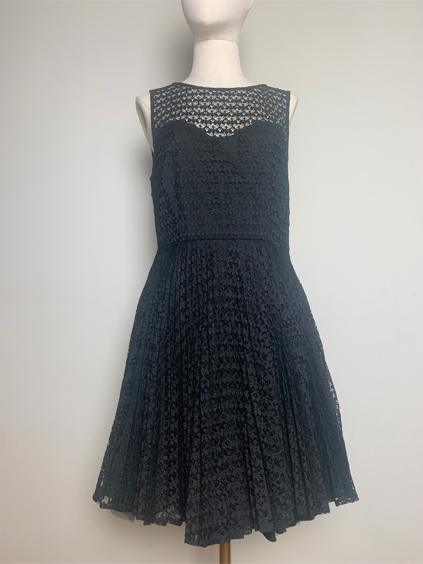 Robe sans manche noire en dentelle Sinéquanone