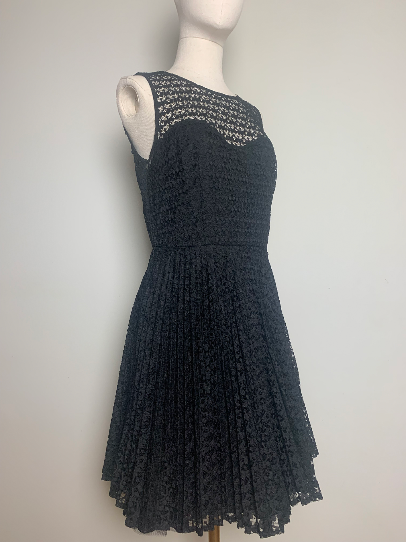 Robe sans manche noire en dentelle Sinéquanone