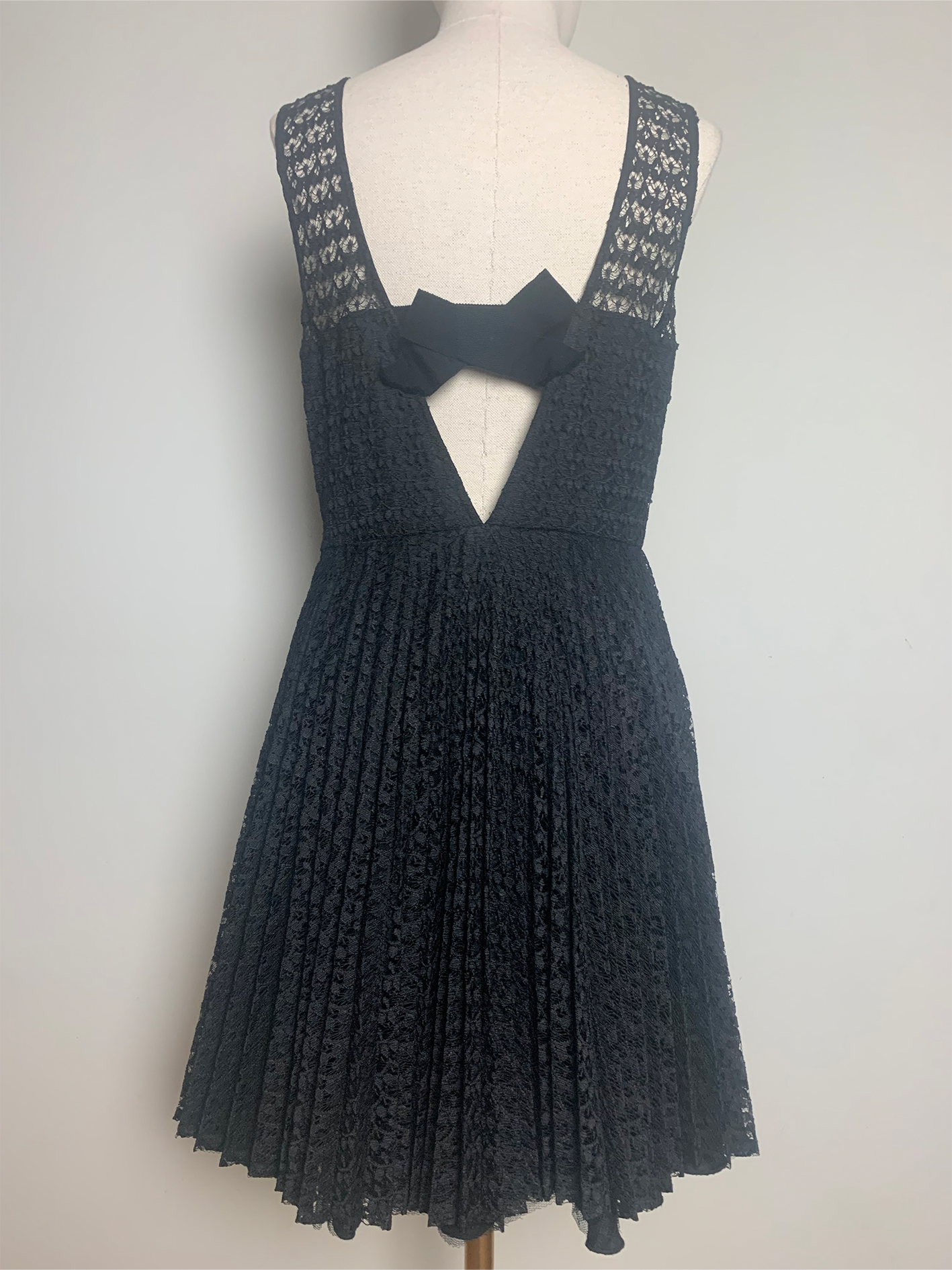 Robe sans manche noire en dentelle Sinéquanone