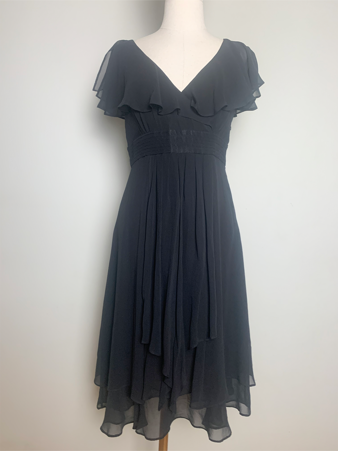 Robe noire en soie véritable à volants Caroll
