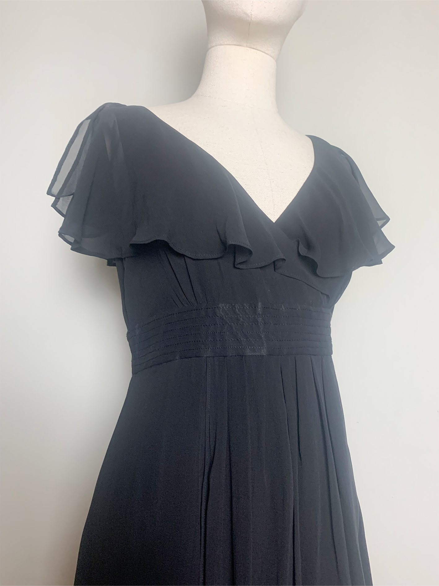 Robe noire en soie véritable à volants Caroll