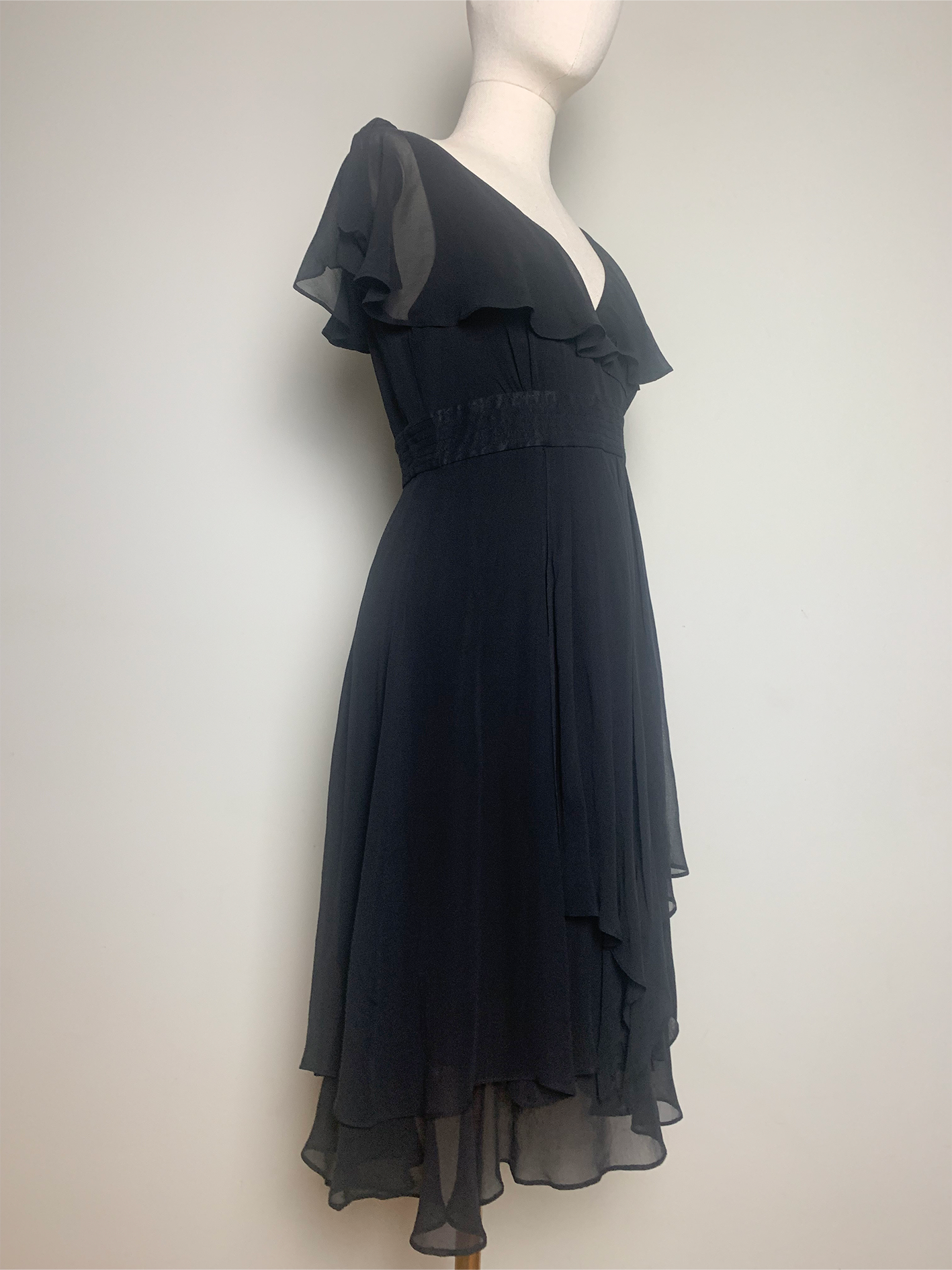 Robe noire en soie véritable à volants Caroll