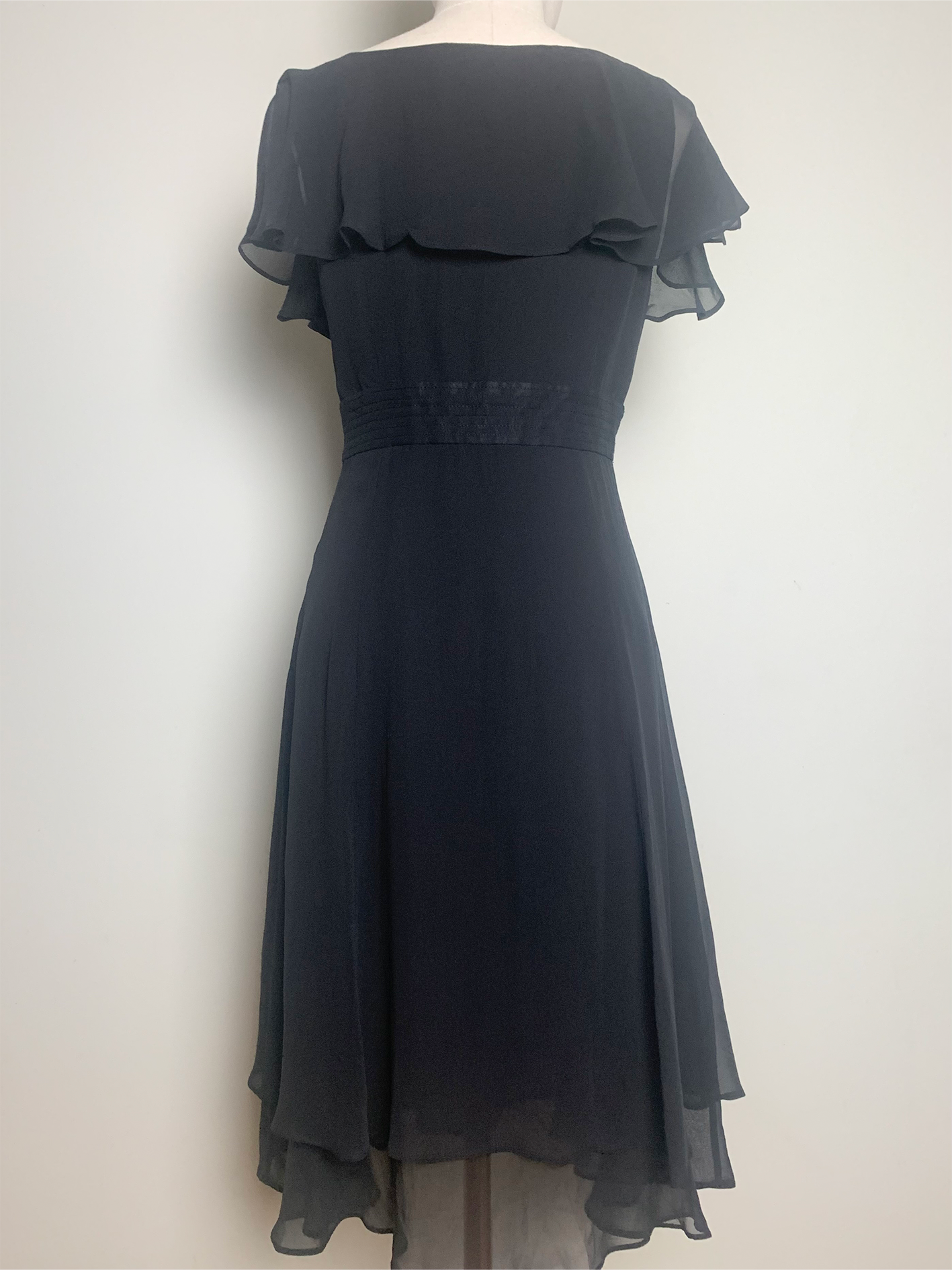 Robe noire en soie véritable à volants Caroll