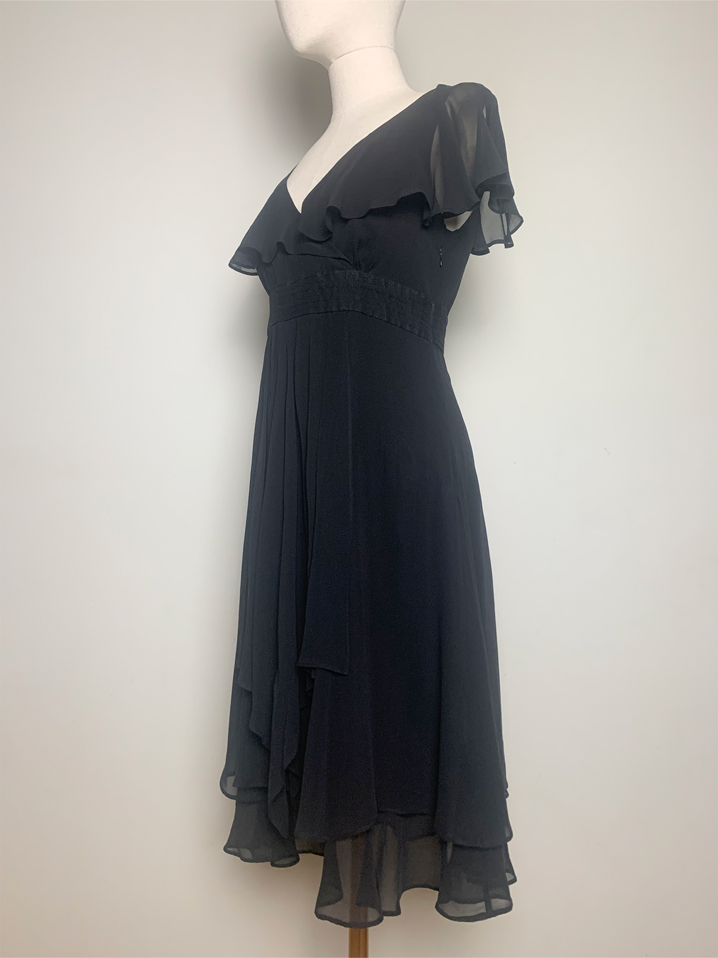 Robe noire en soie véritable à volants Caroll
