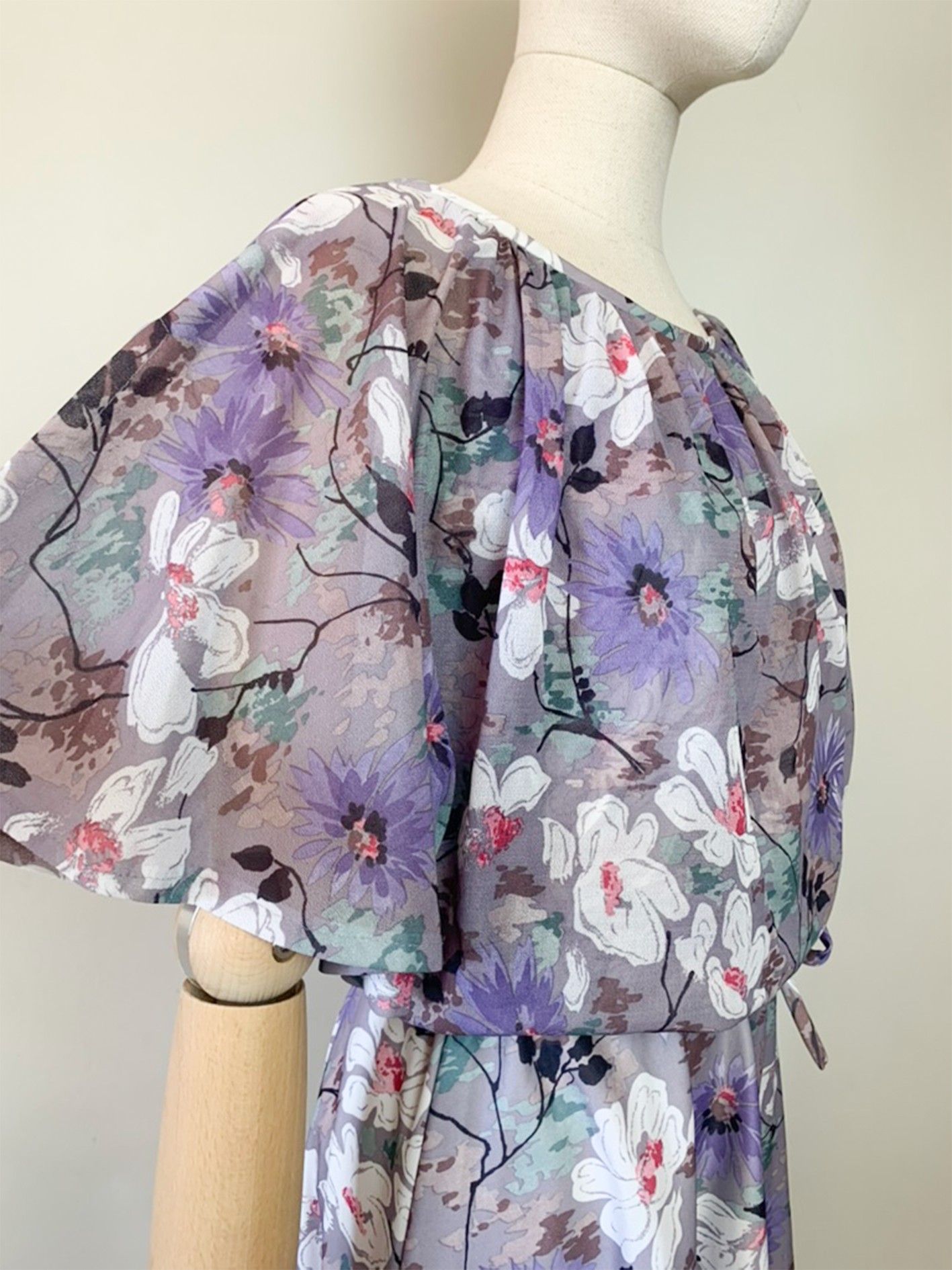 Robe fluide grise motifs fleurs vintage