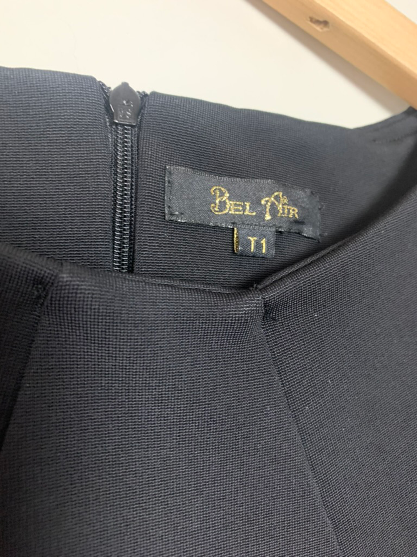 Robe noire près du corps coupe structurée Bel-air