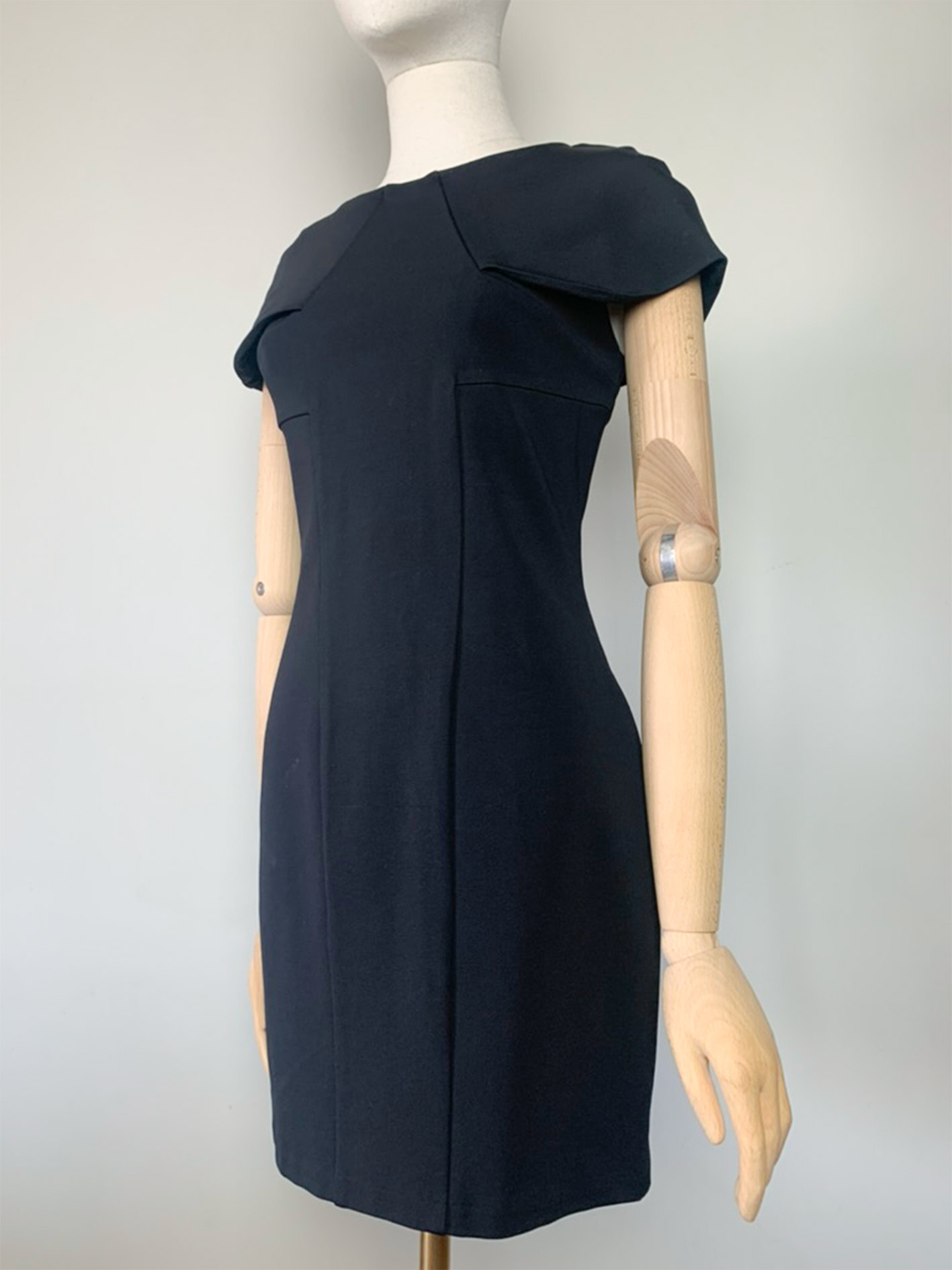 Robe noire près du corps coupe structurée Bel-air