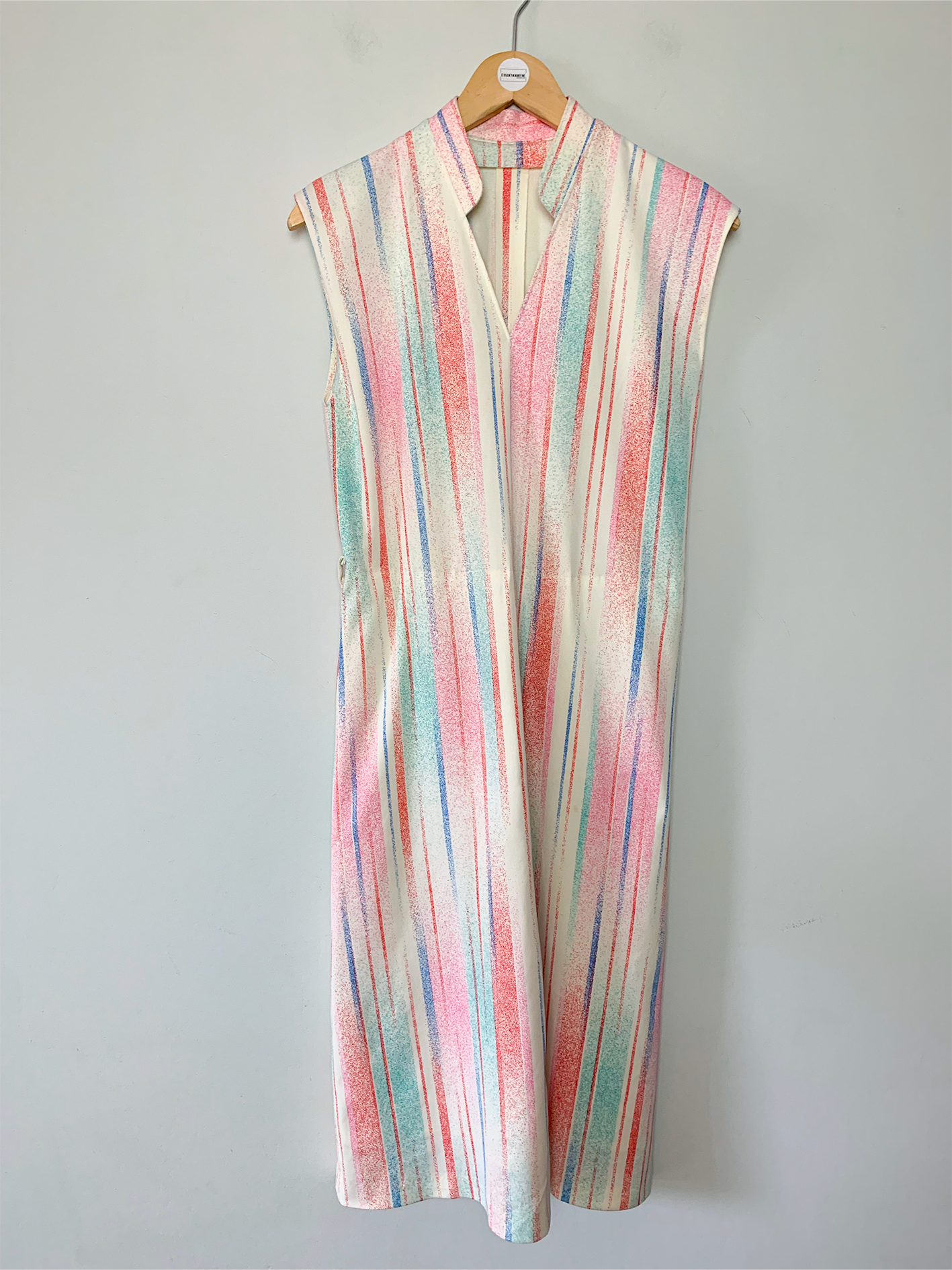 Robe midi vintage sans manche petit col officier montant rayée