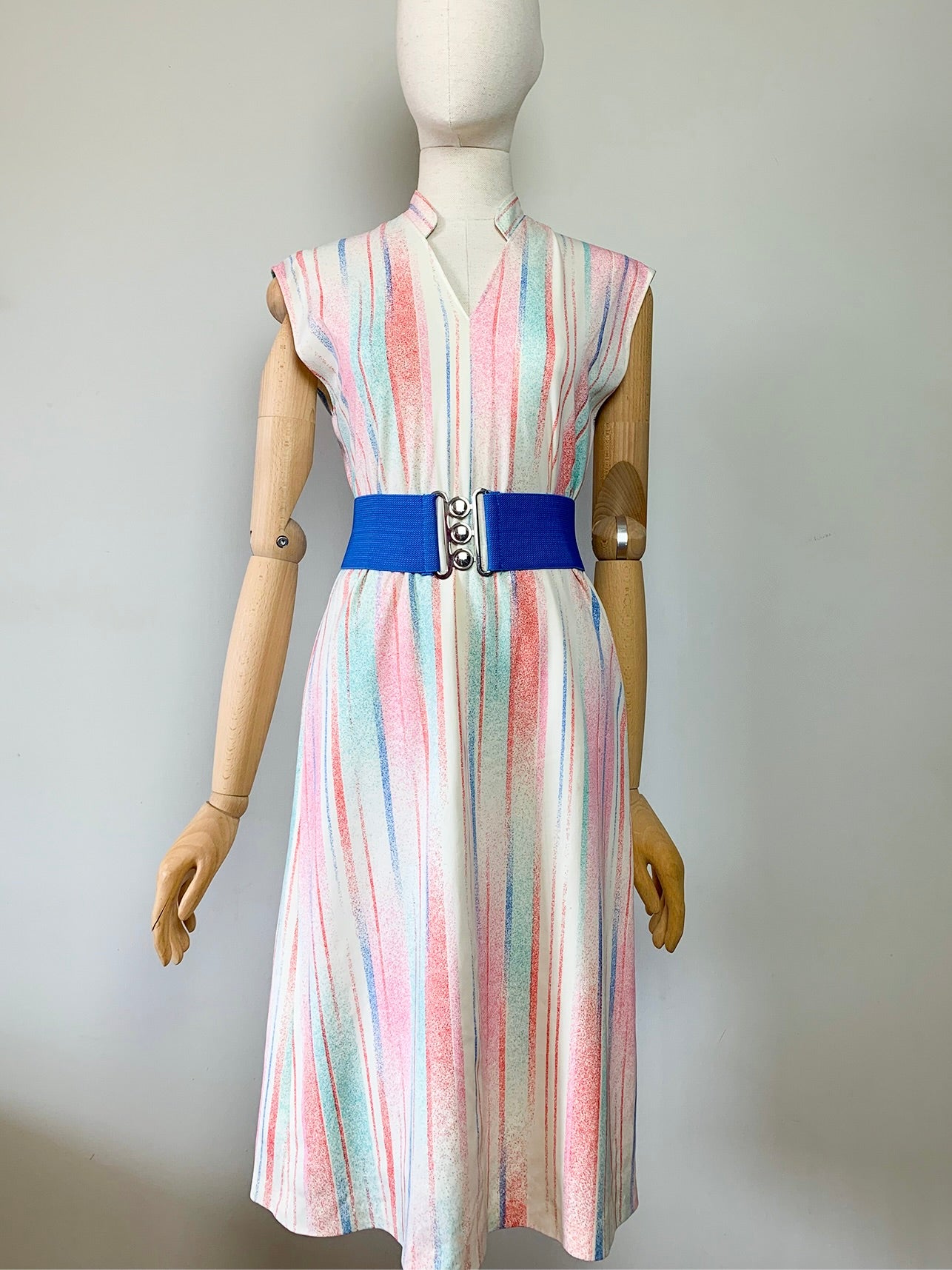 Robe midi vintage sans manche petit col officier montant rayée