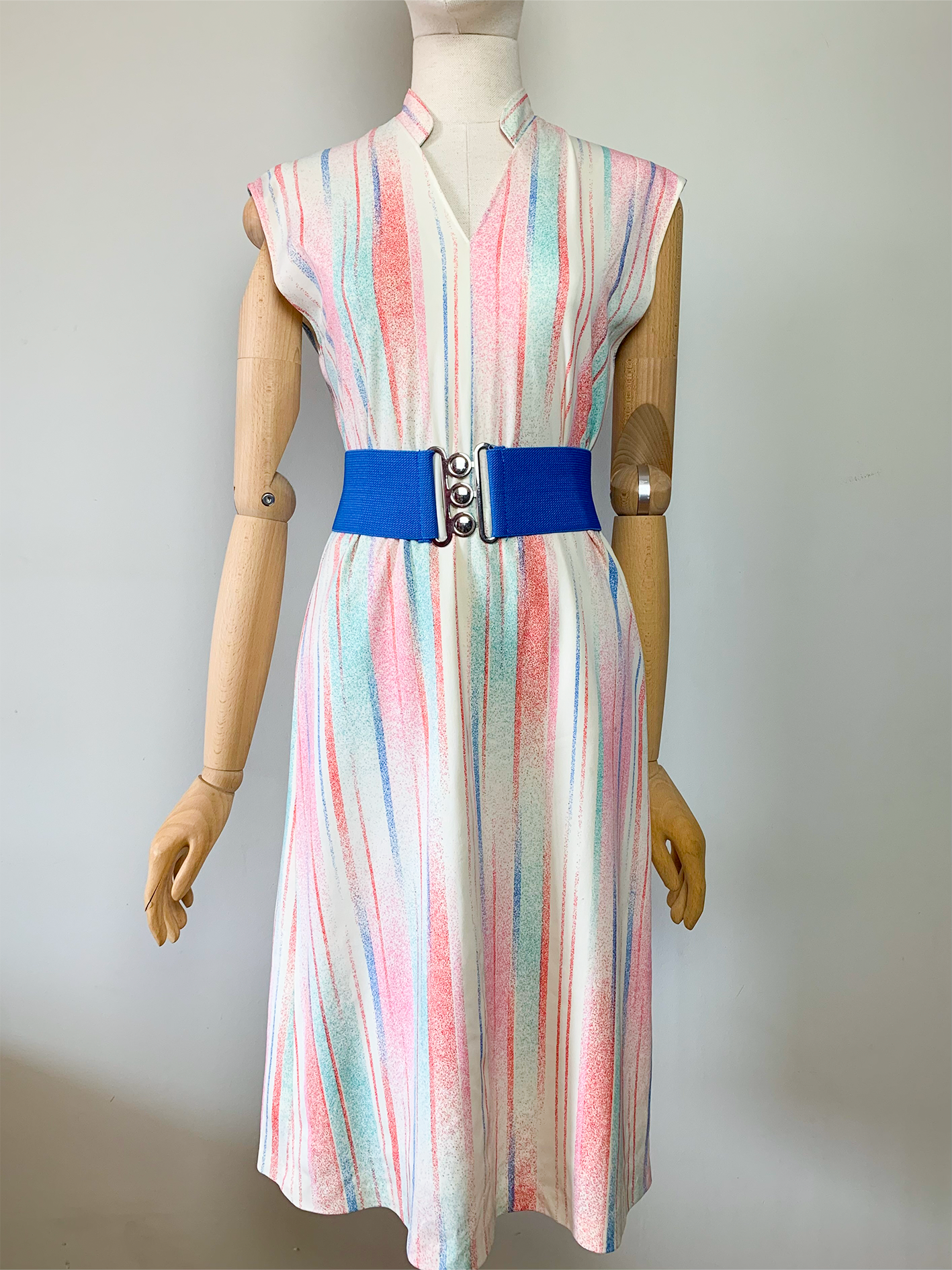 Robe midi vintage sans manche petit col officier montant rayée