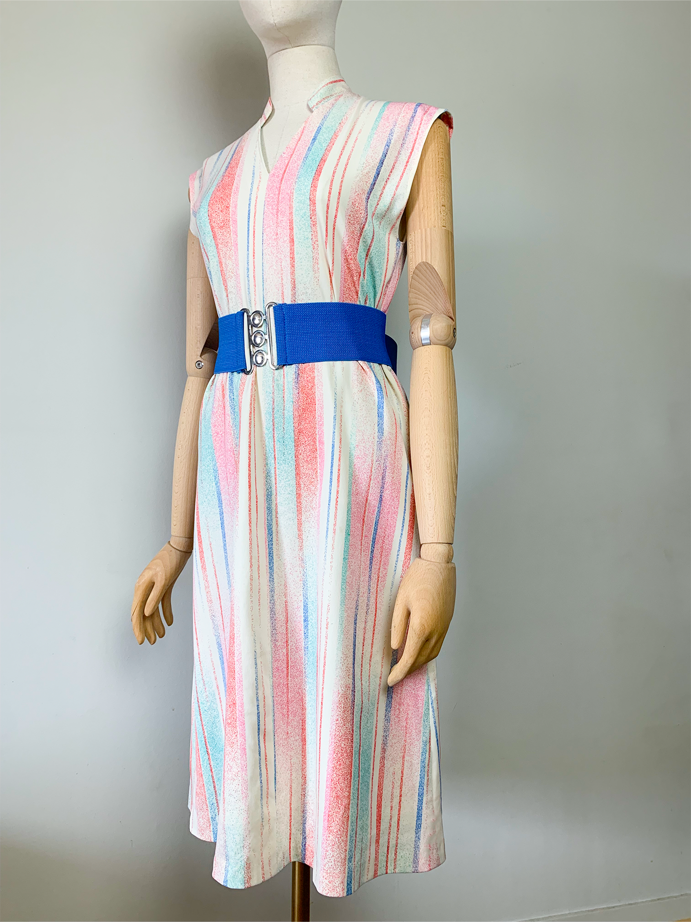 Robe midi vintage sans manche petit col officier montant rayée