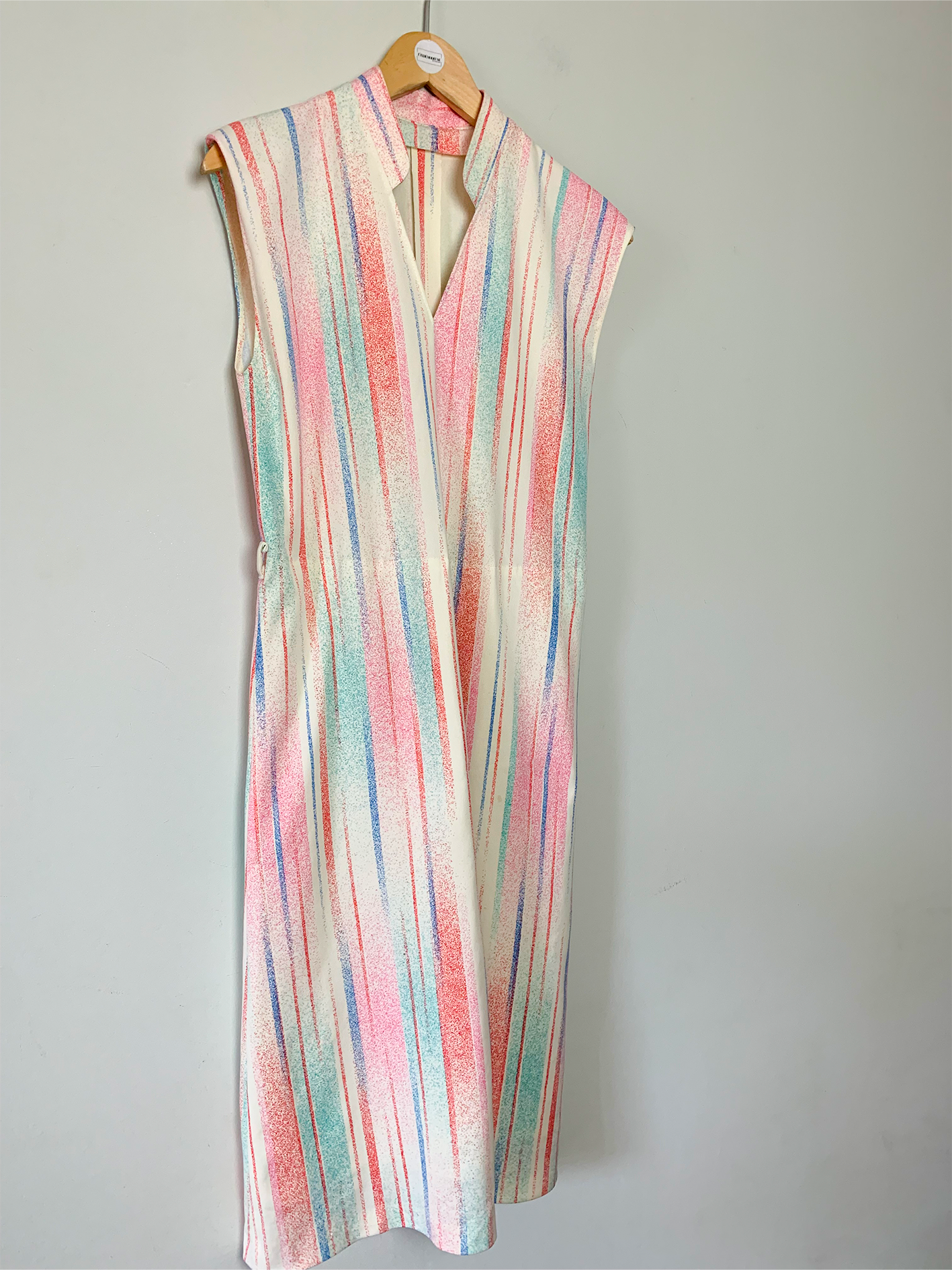 Robe midi vintage sans manche petit col officier montant rayée