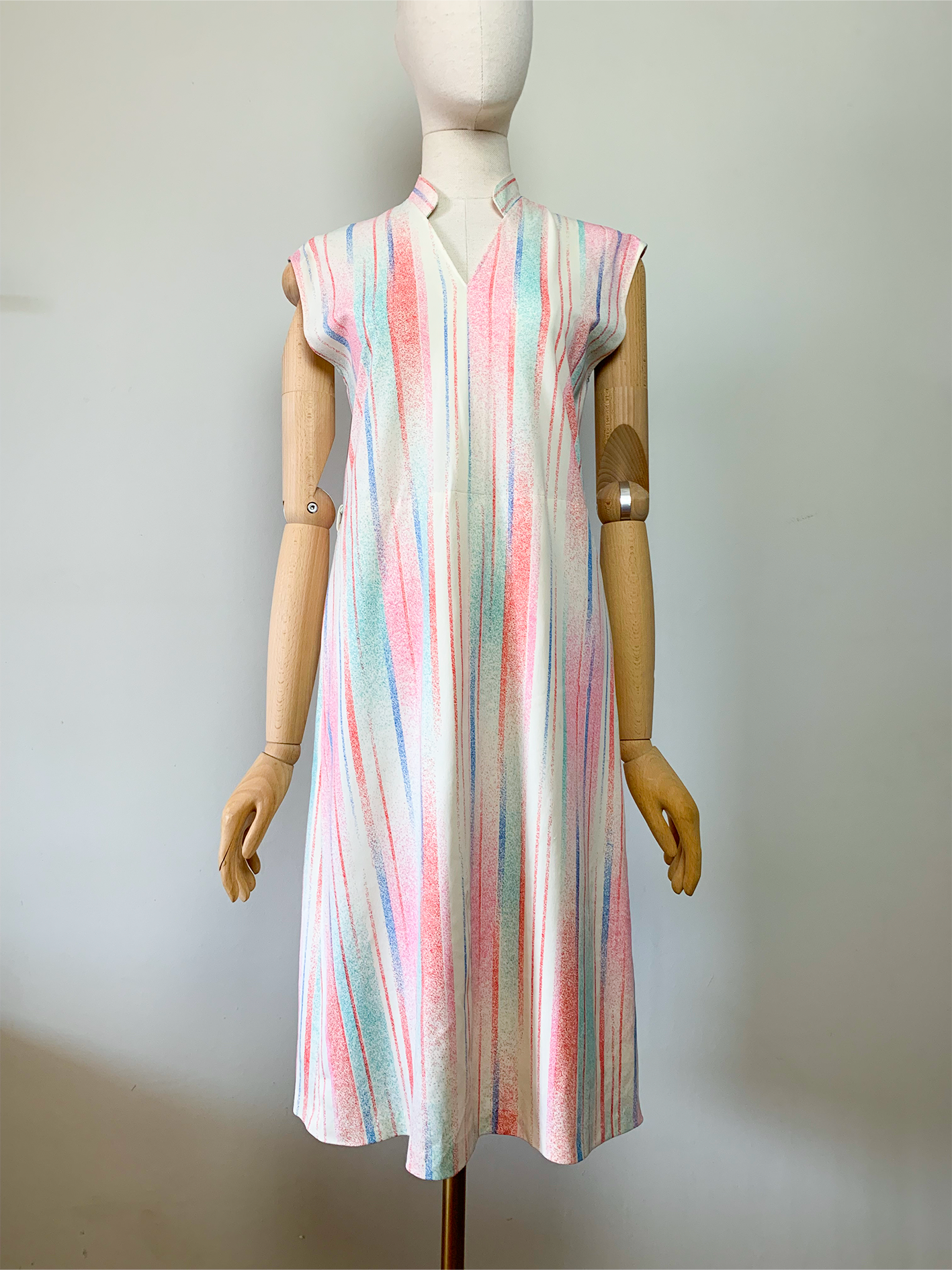 Robe midi vintage sans manche petit col officier montant rayée
