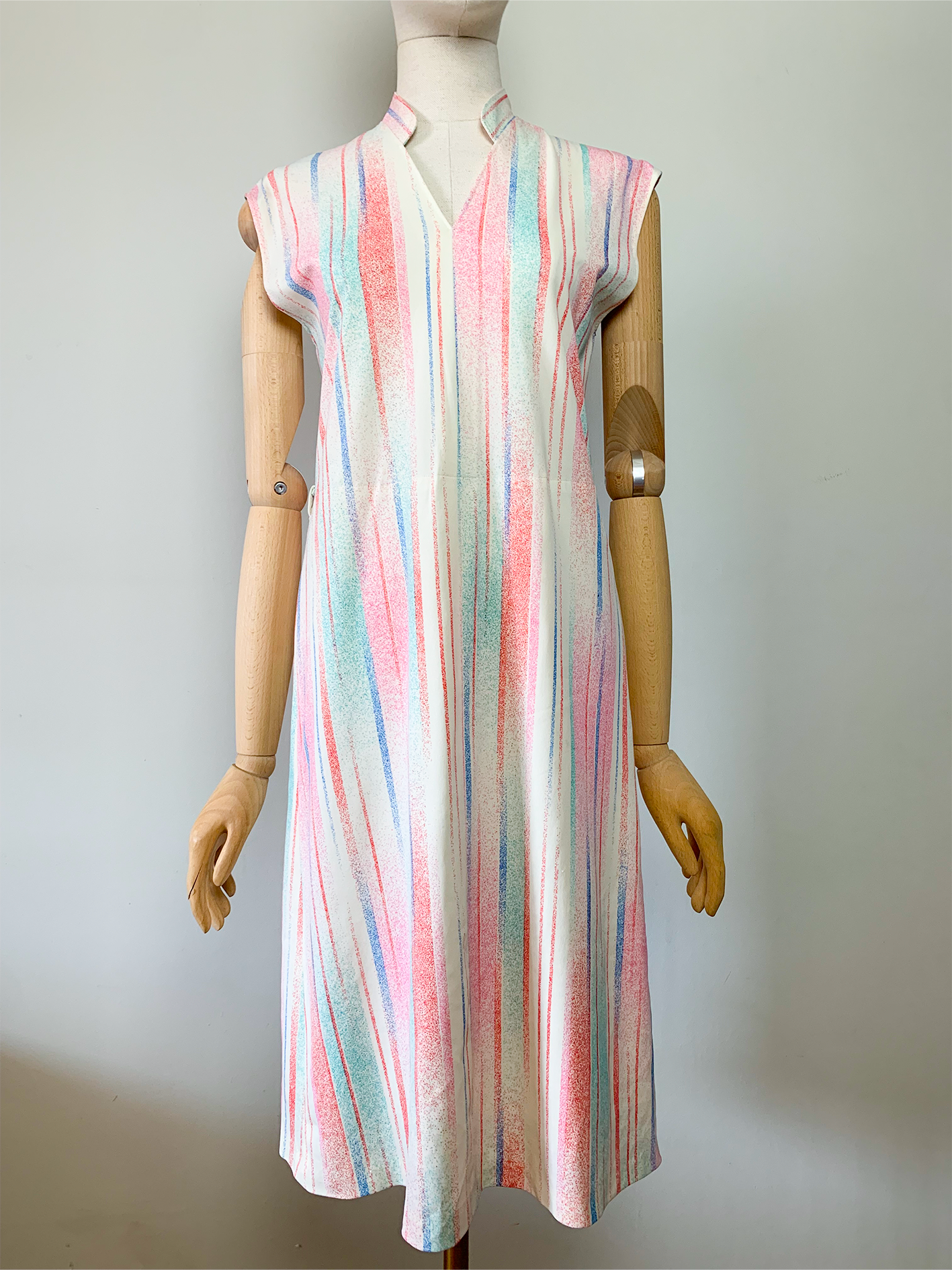 Robe midi vintage sans manche petit col officier montant rayée