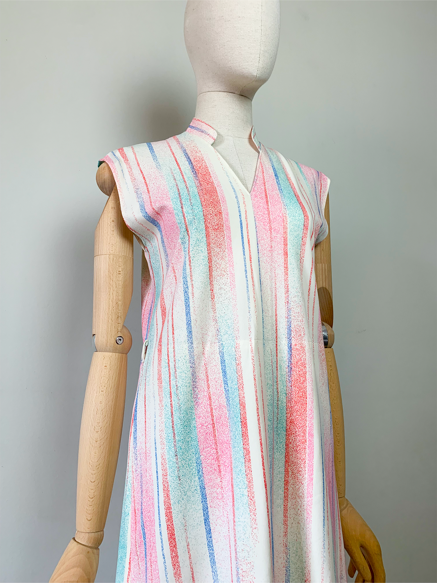 Robe midi vintage sans manche petit col officier montant rayée