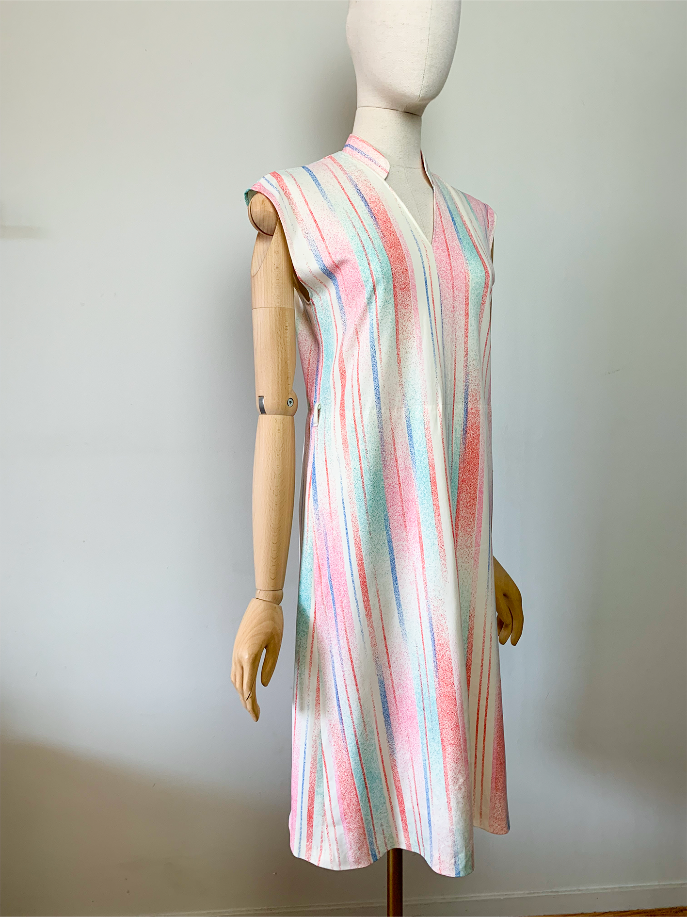 Robe midi vintage sans manche petit col officier montant rayée