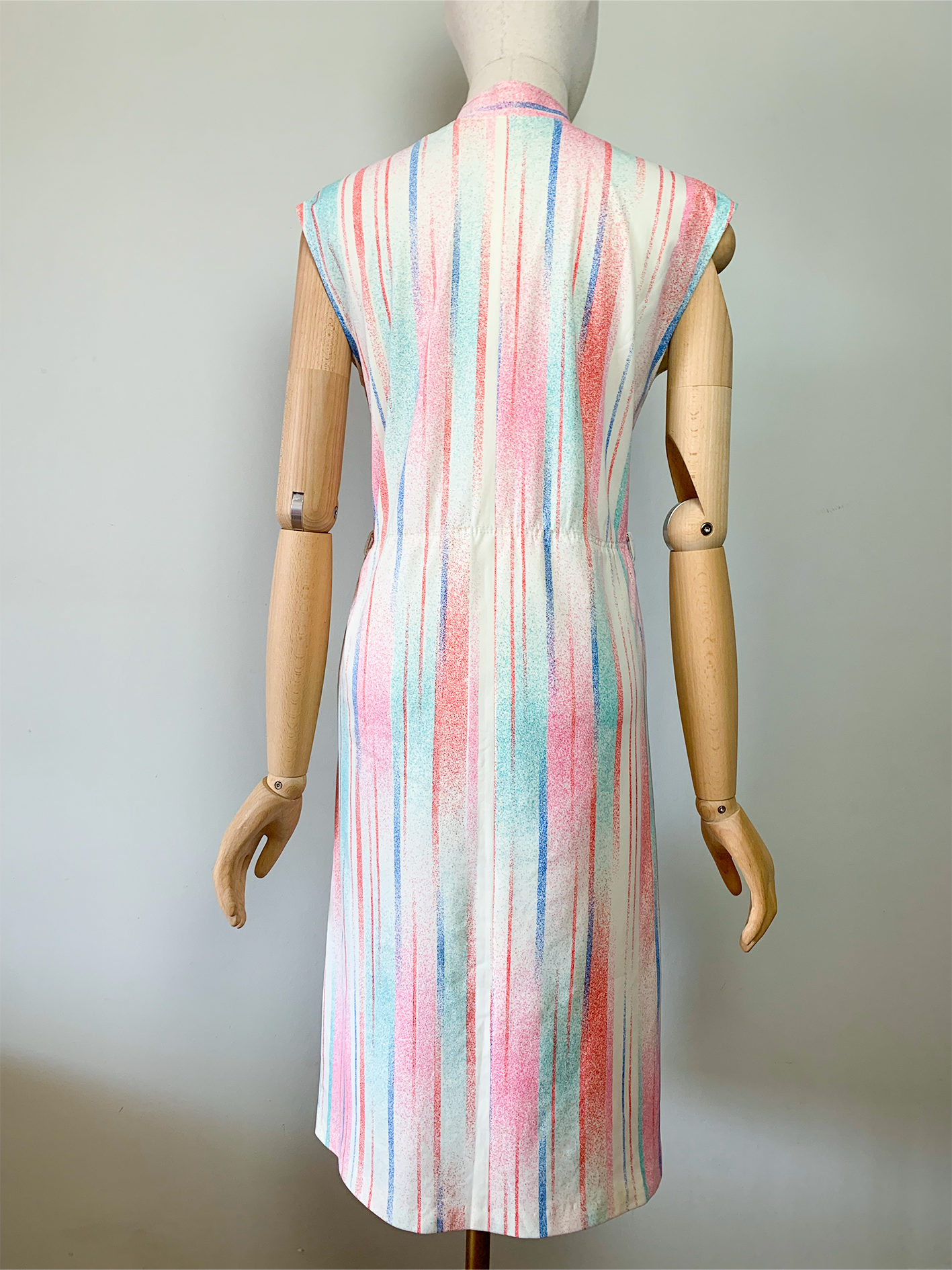 Robe midi vintage sans manche petit col officier montant rayée
