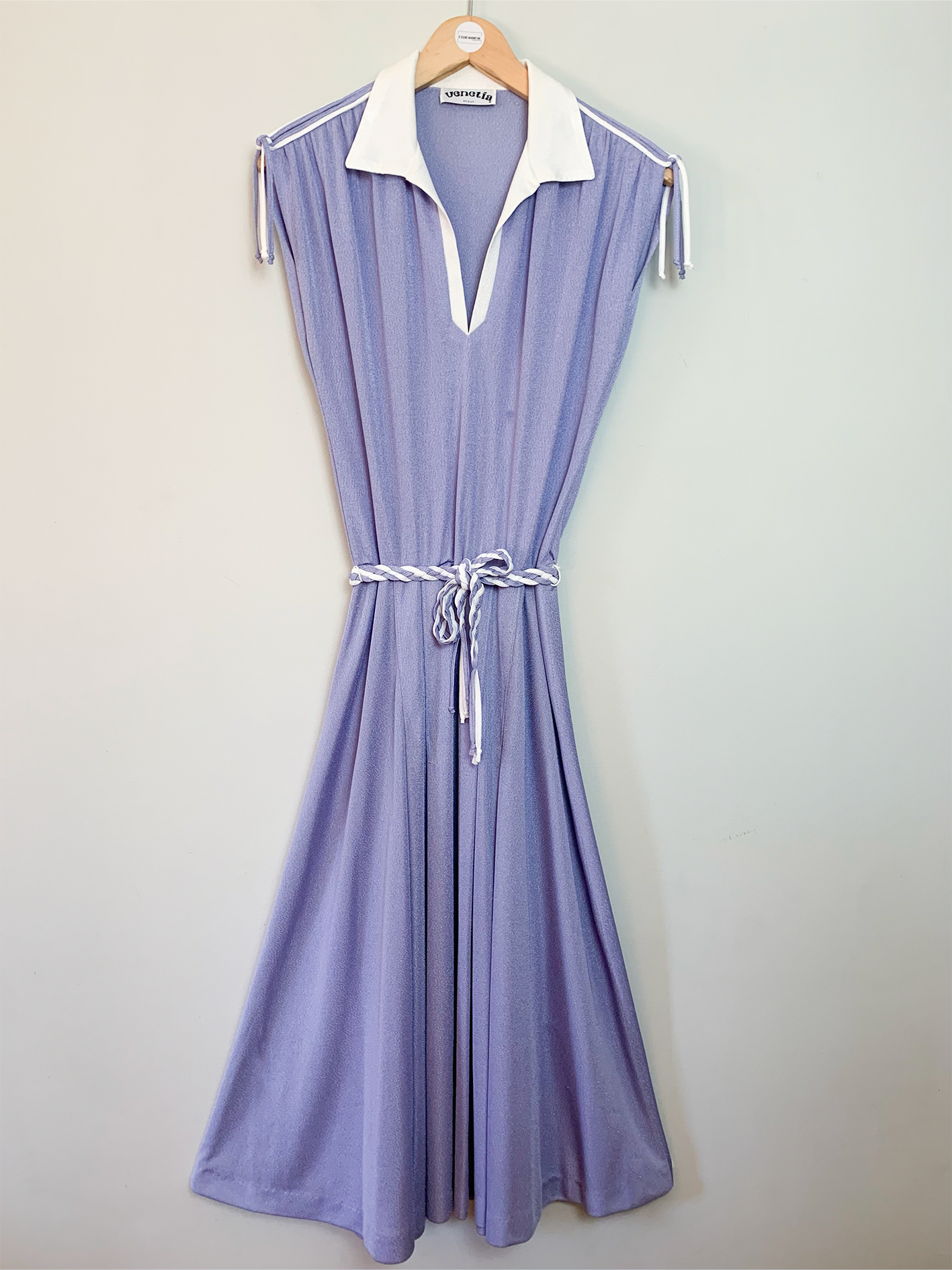Robe midi fluide à plis bleu lavande et blanche vintage