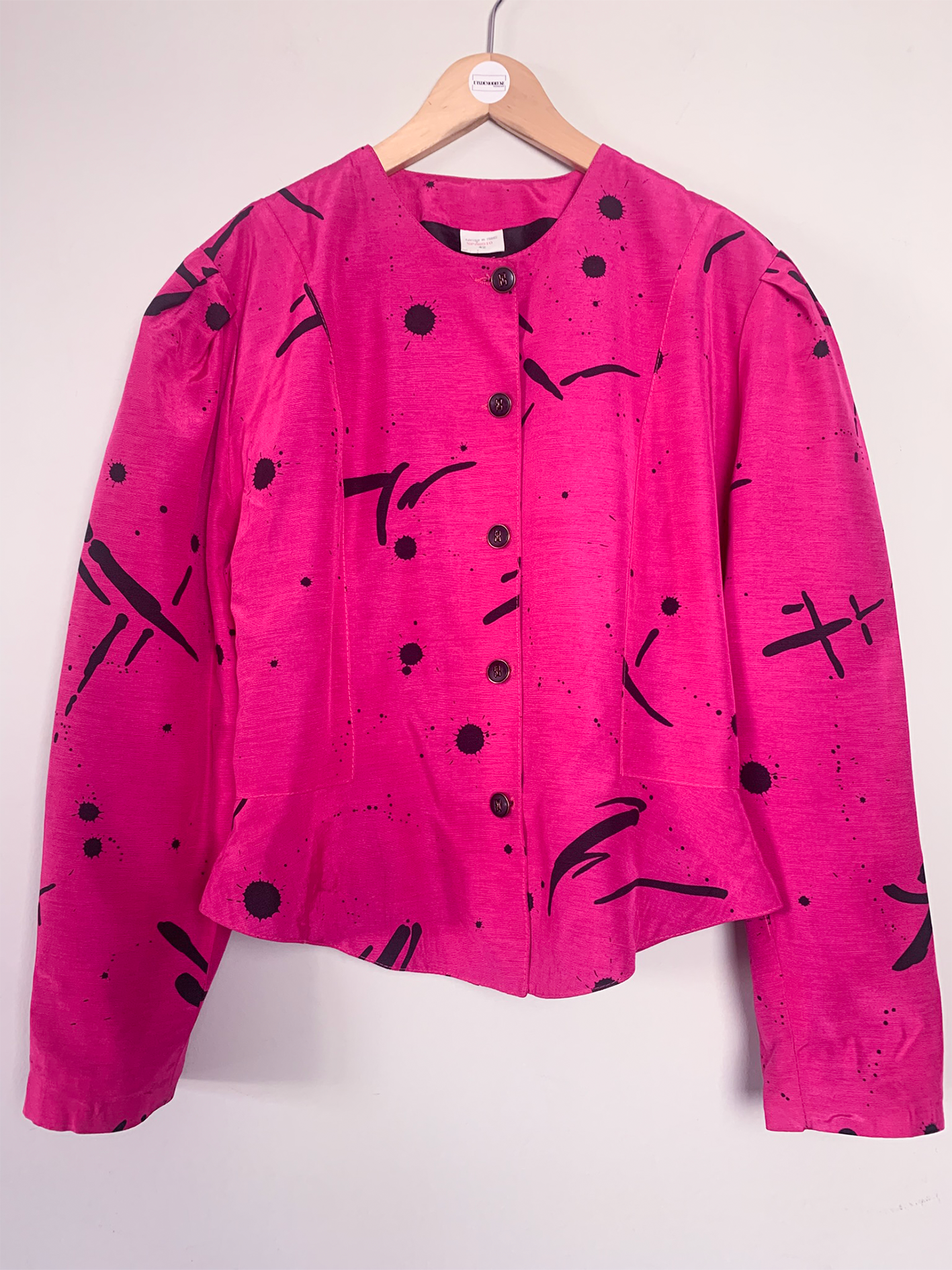 Veste rose à basque à imprimés noirs vintage