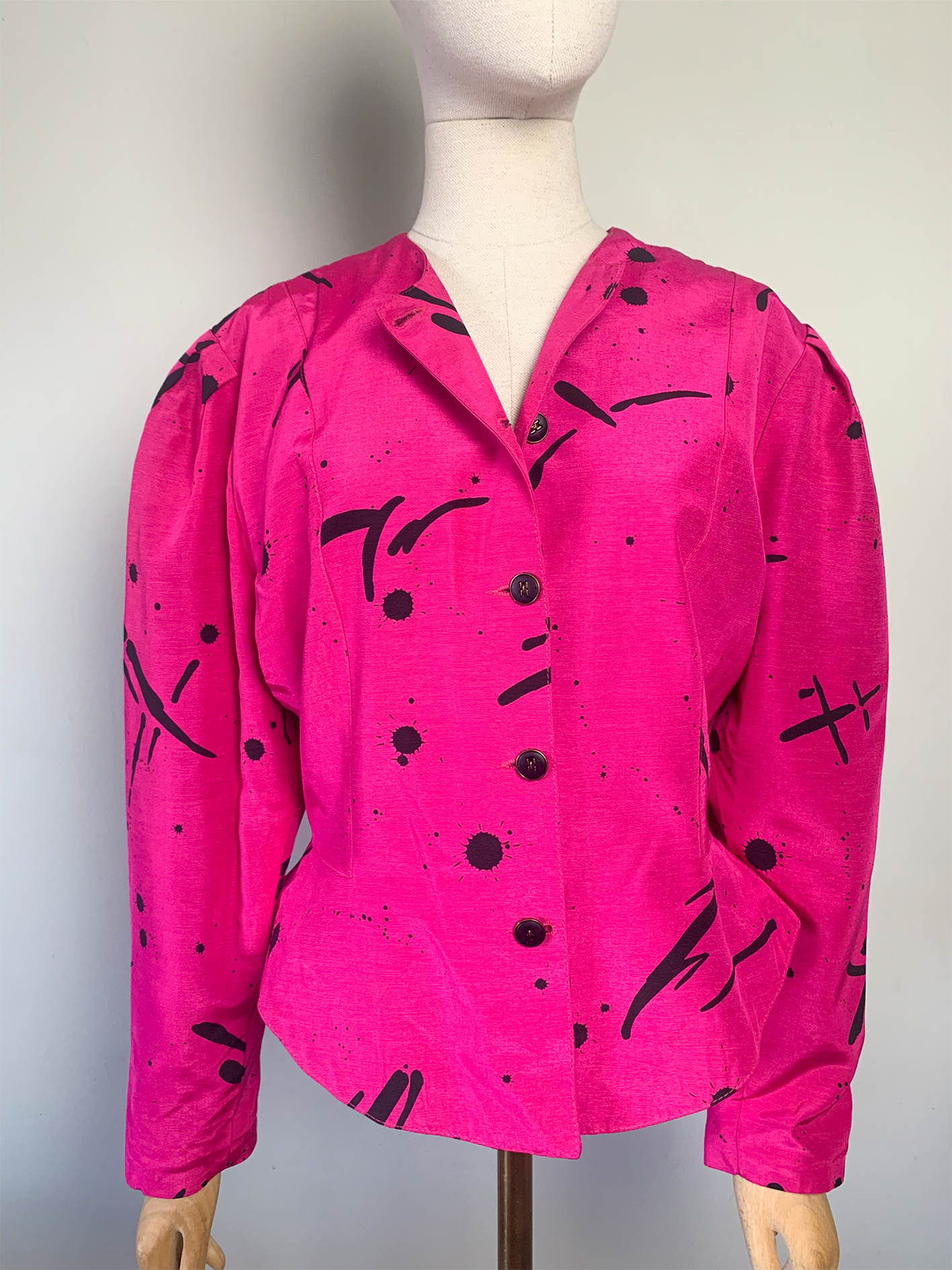 Veste rose à basque à imprimés noirs vintage