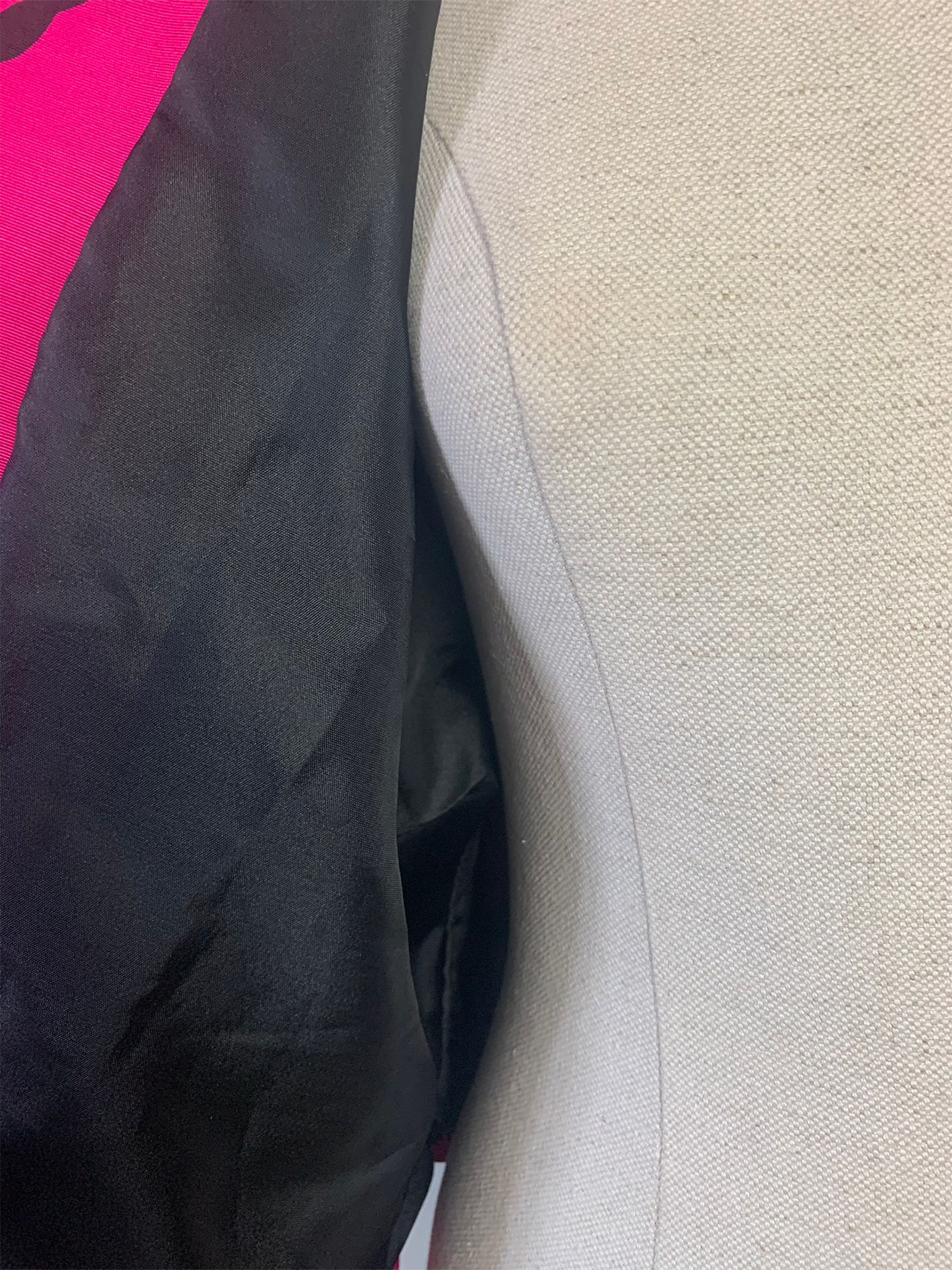 Veste rose à basque à imprimés noirs vintage