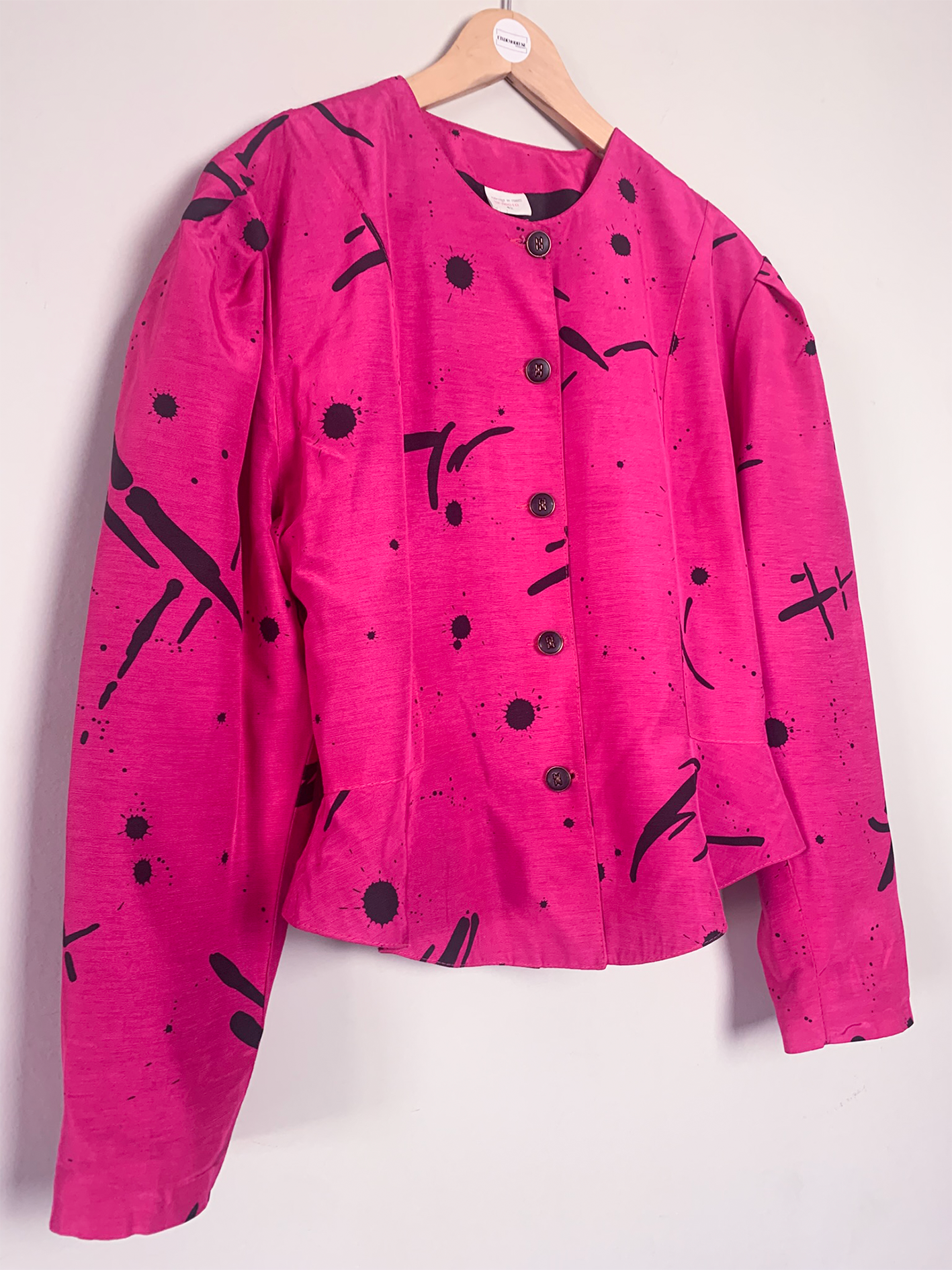 Veste rose à basque à imprimés noirs vintage