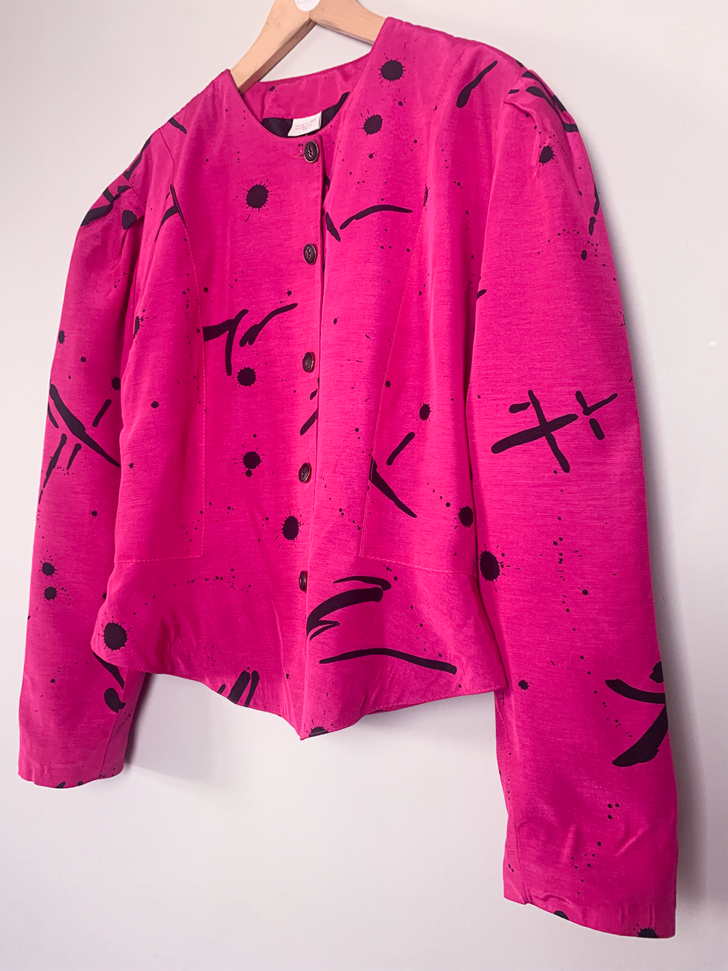 Veste rose à basque à imprimés noirs vintage