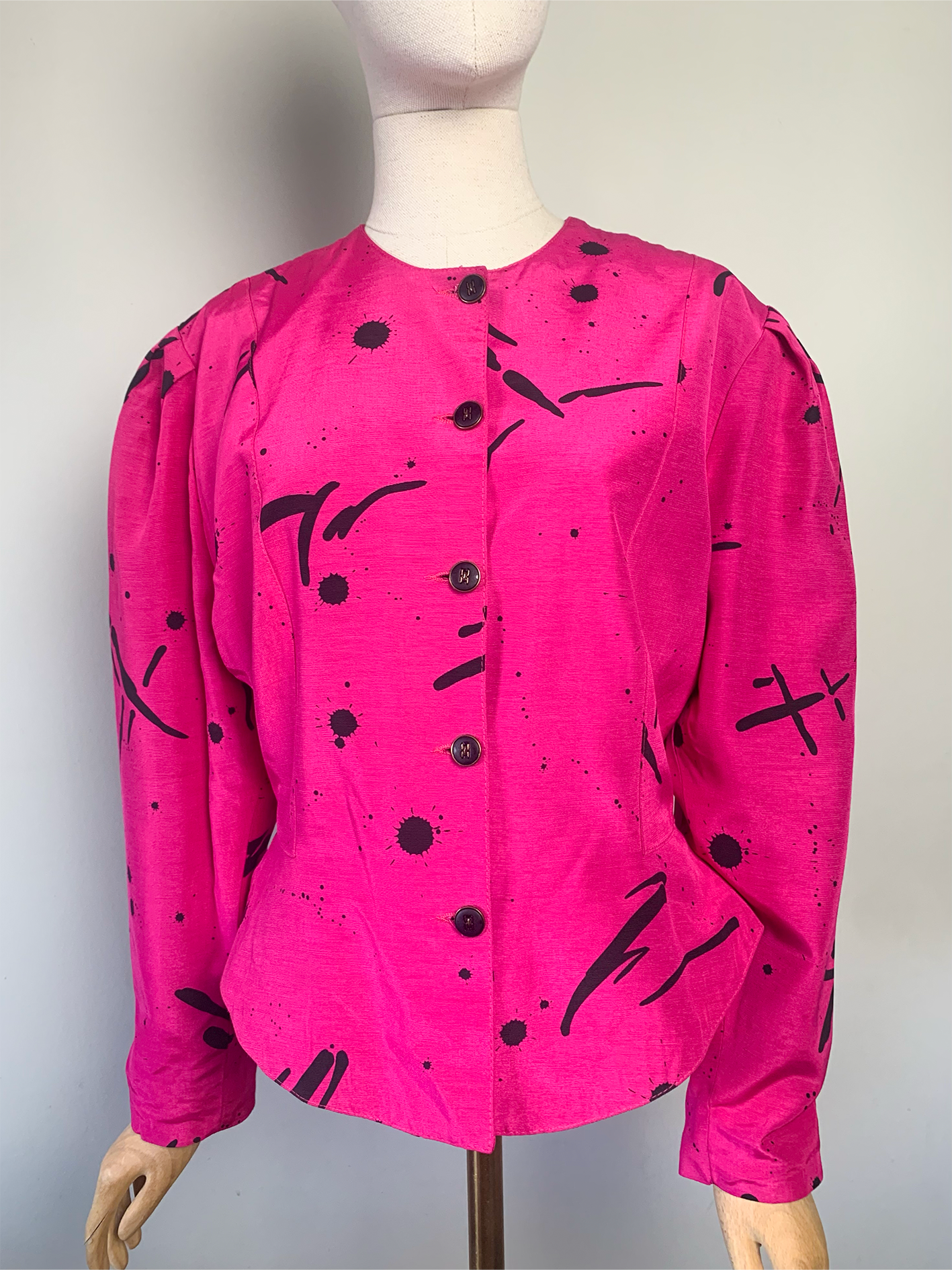 Veste rose à basque à imprimés noirs vintage