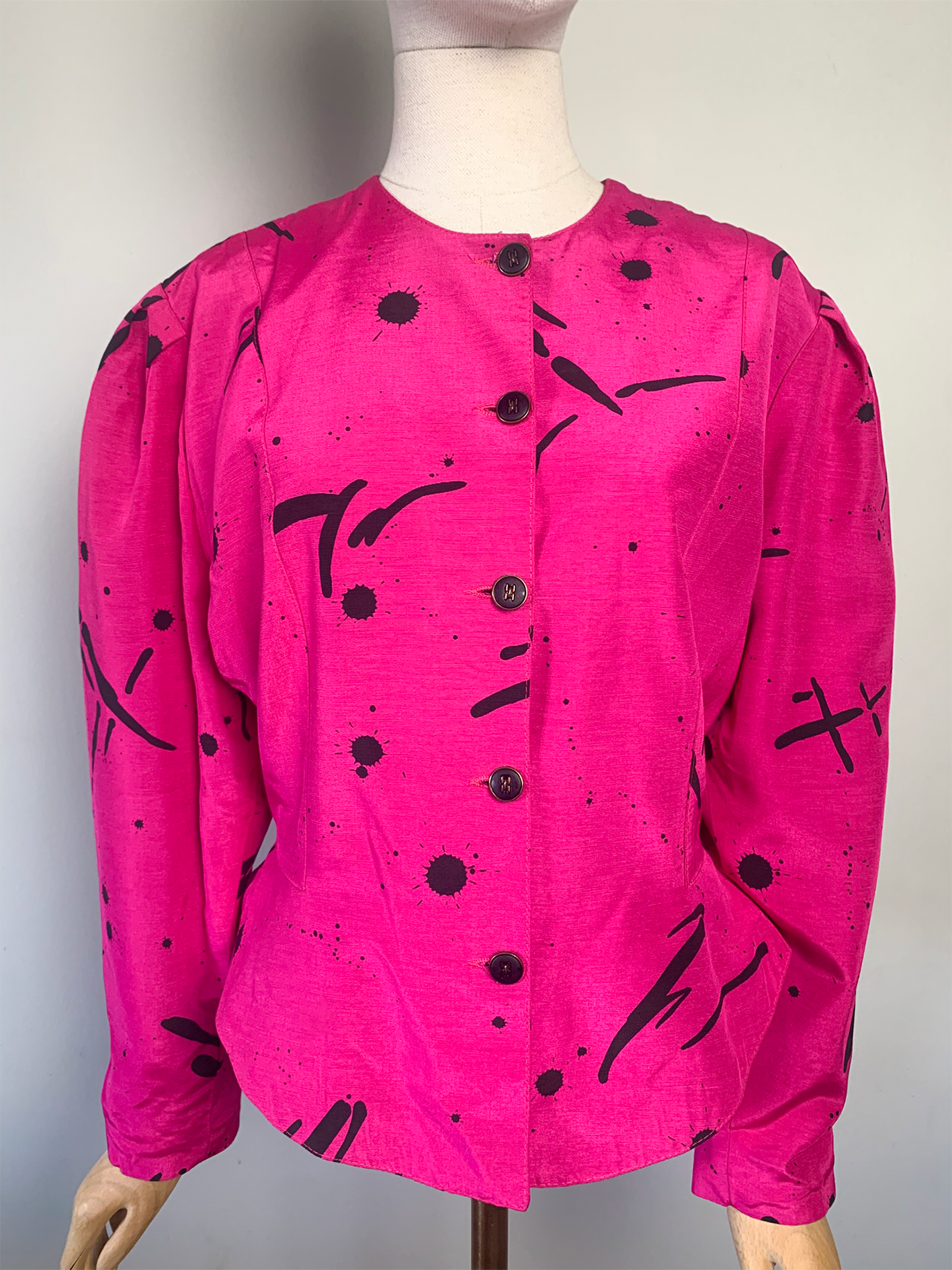 Veste rose à basque à imprimés noirs vintage