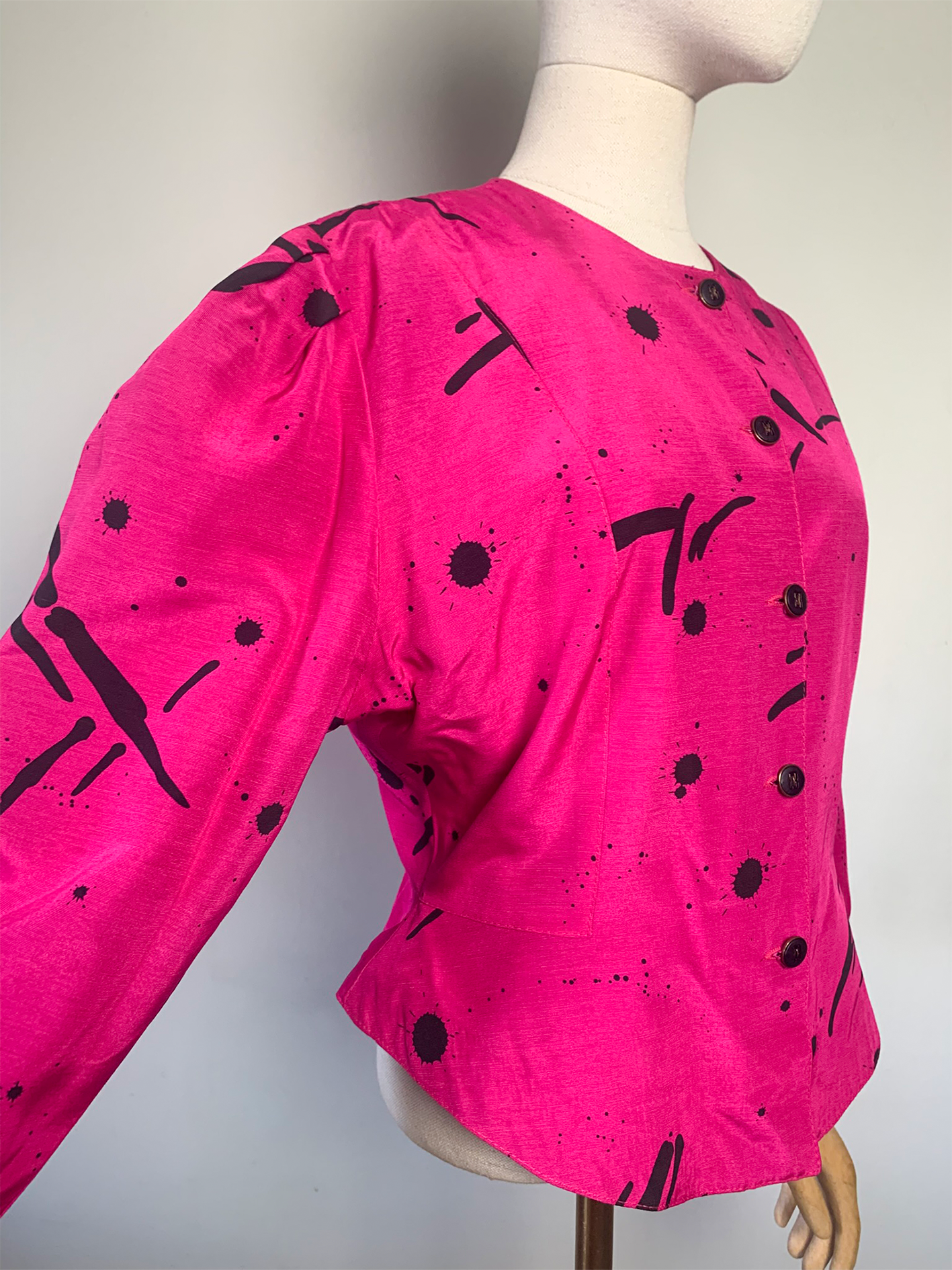 Veste rose à basque à imprimés noirs vintage