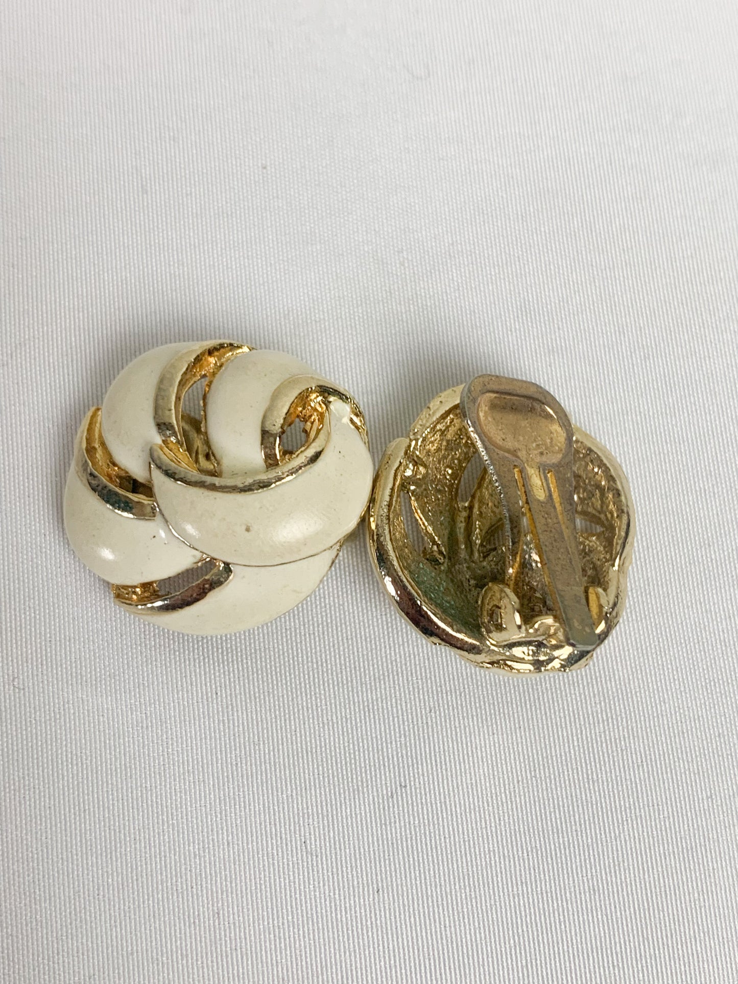 Boucles d'oreilles clips vintage rosace - Émail crème et doré