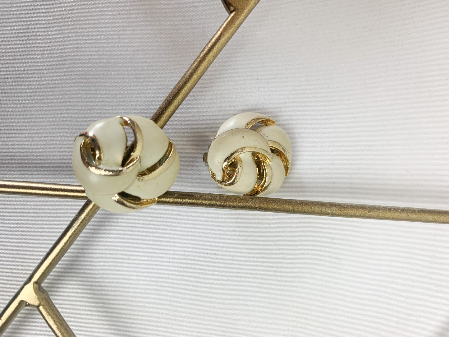 Boucles d'oreilles clips vintage rosace - Émail crème et doré
