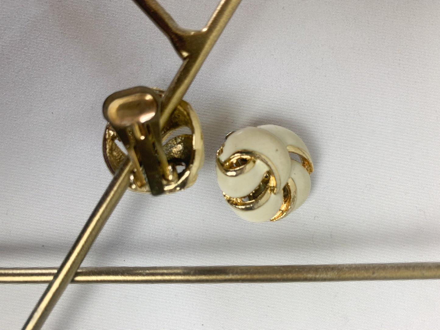 Boucles d'oreilles clips vintage rosace - Émail crème et doré
