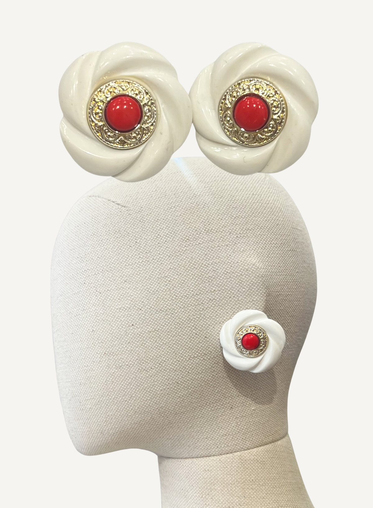 Boucles d'oreilles clips vintage 80s — Rosace crème, insert doré & cœur rouge